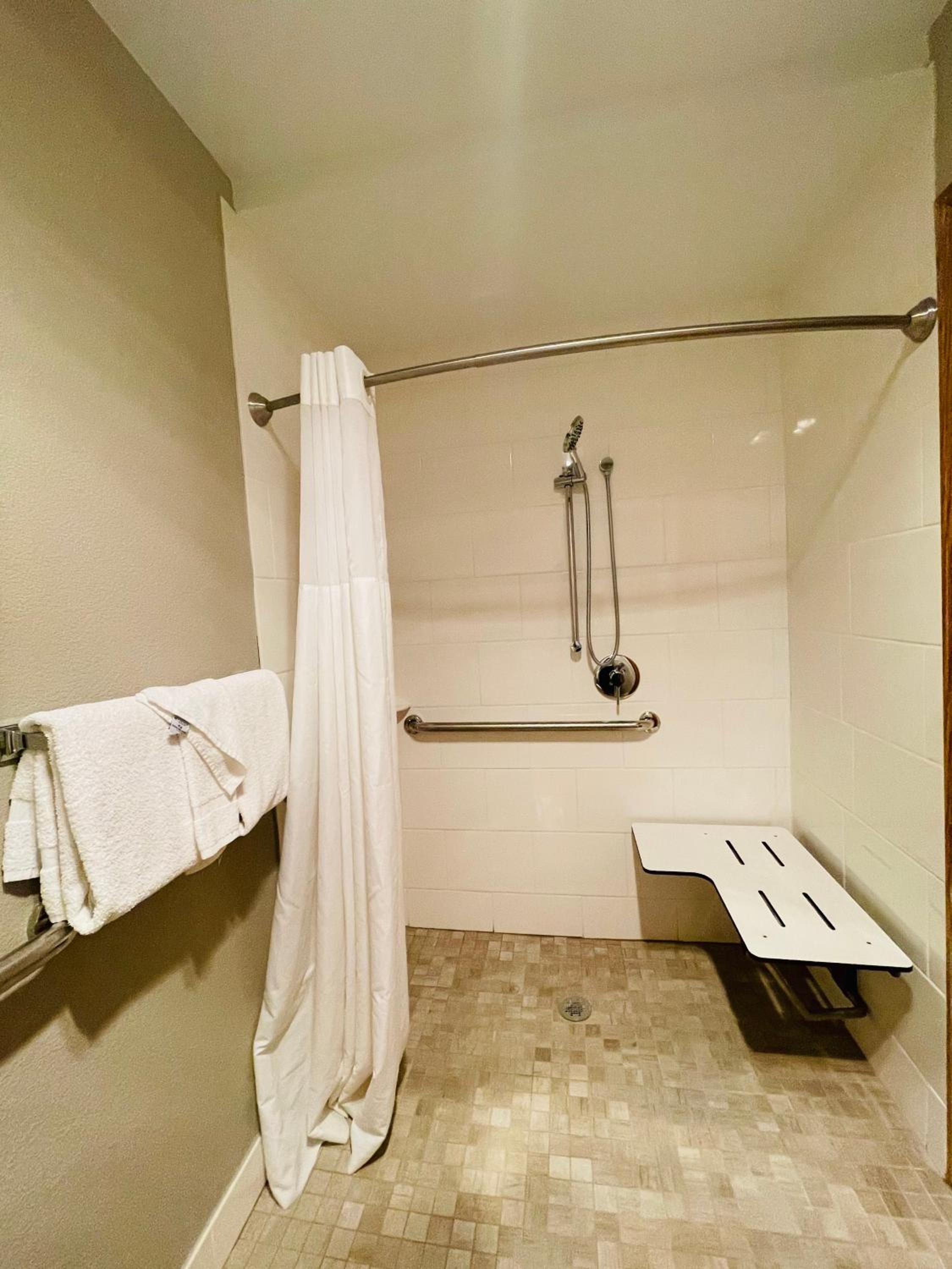 Double Room with Two Double Beds - Accessible/Non-Smoking - Photo 4