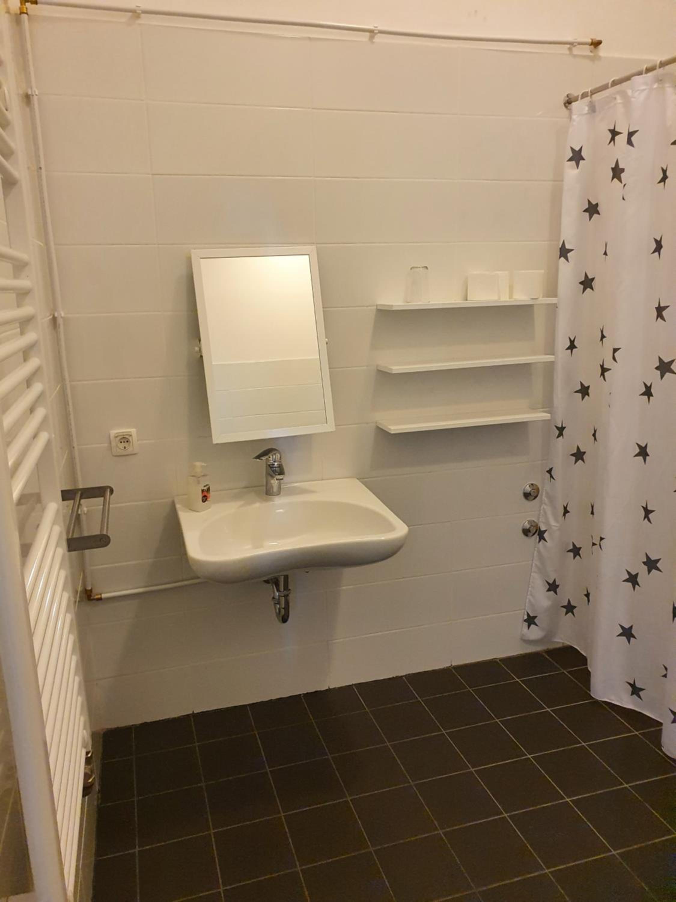 Single Room - Disability Access photo 3