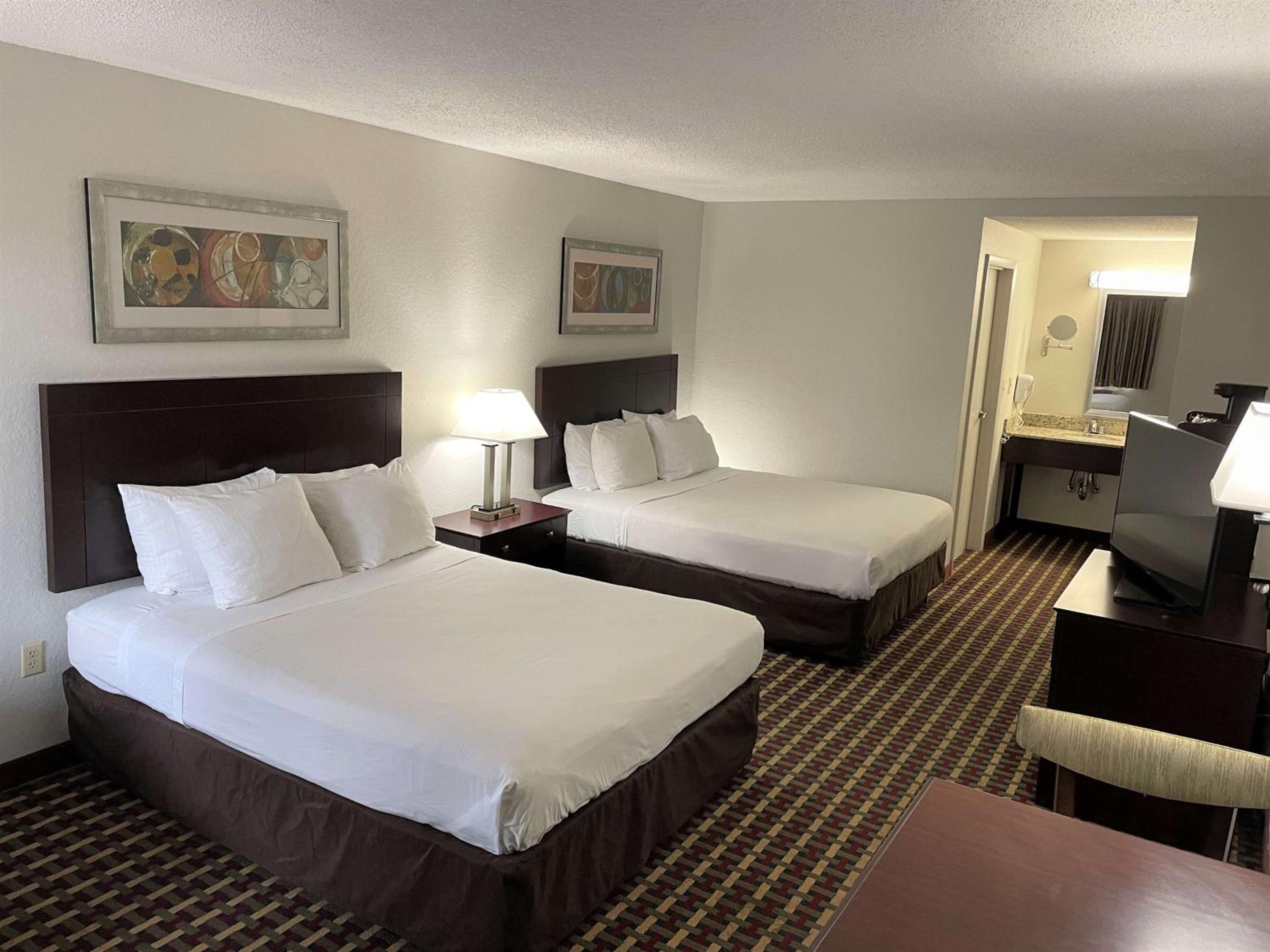 Deluxe Queen Room with Two Queen Beds - Non-Smoking photo 2