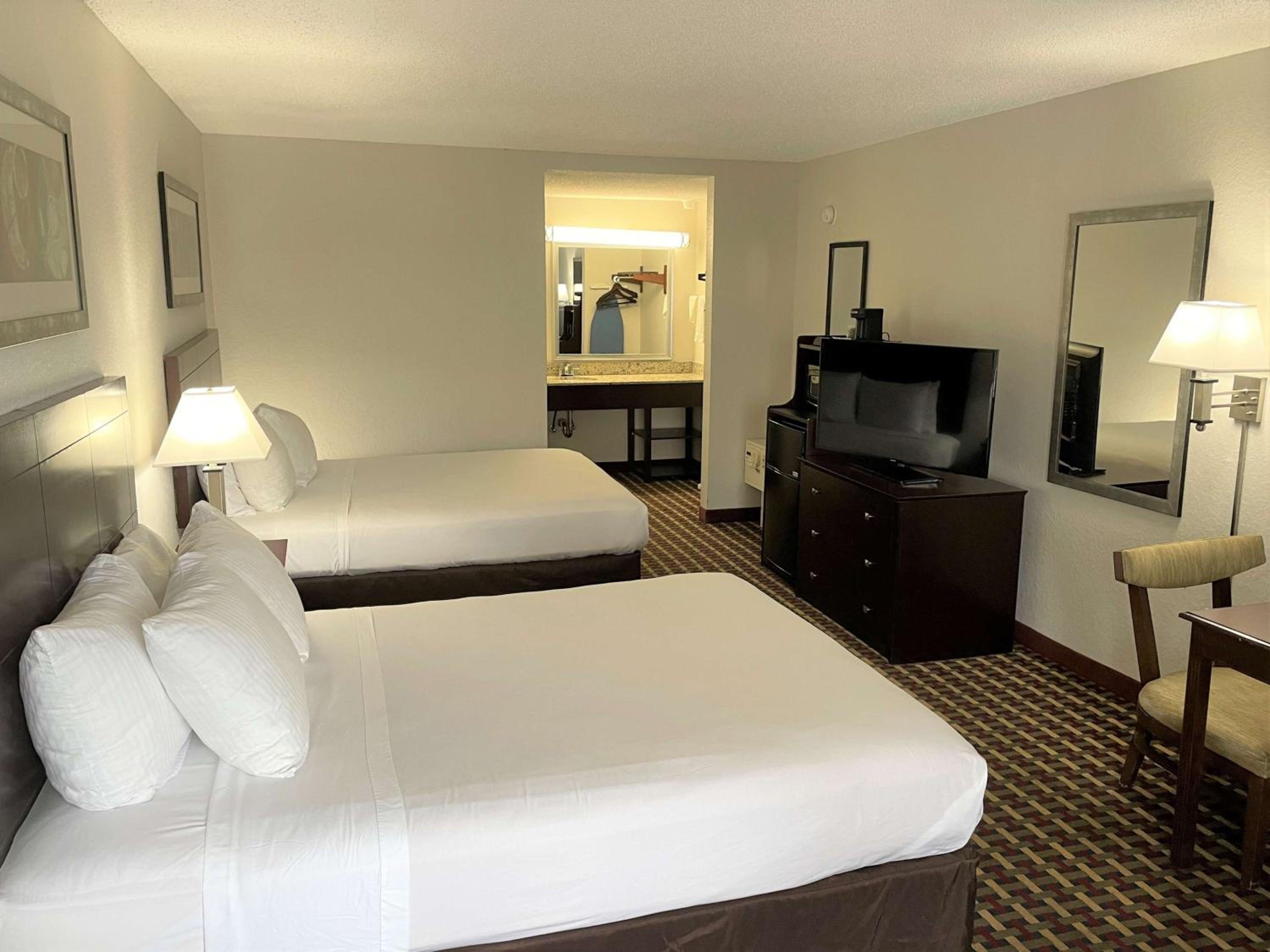Deluxe Queen Room with Two Queen Beds - Non-Smoking photo 1