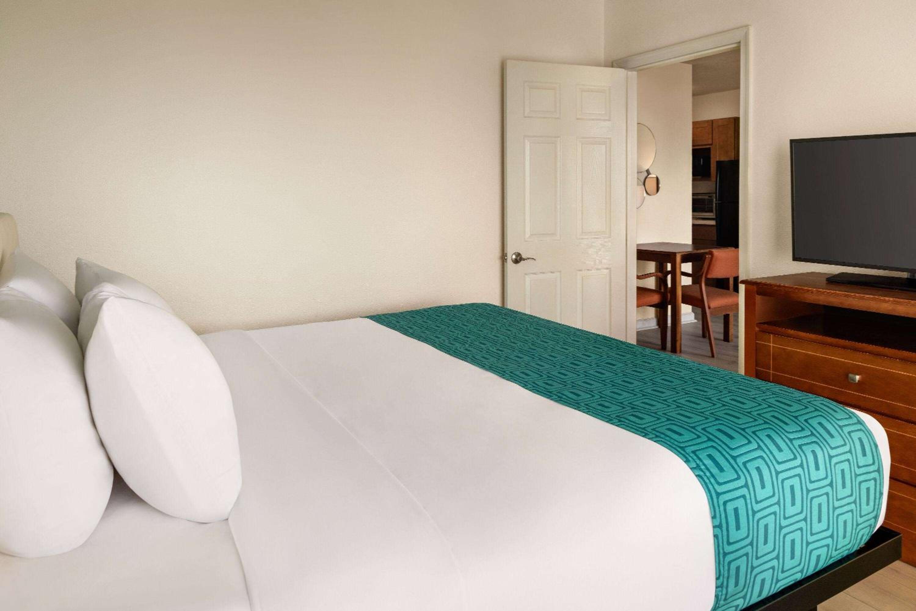 1 King and 2 Twin Beds, Efficiency, Non-Smoking