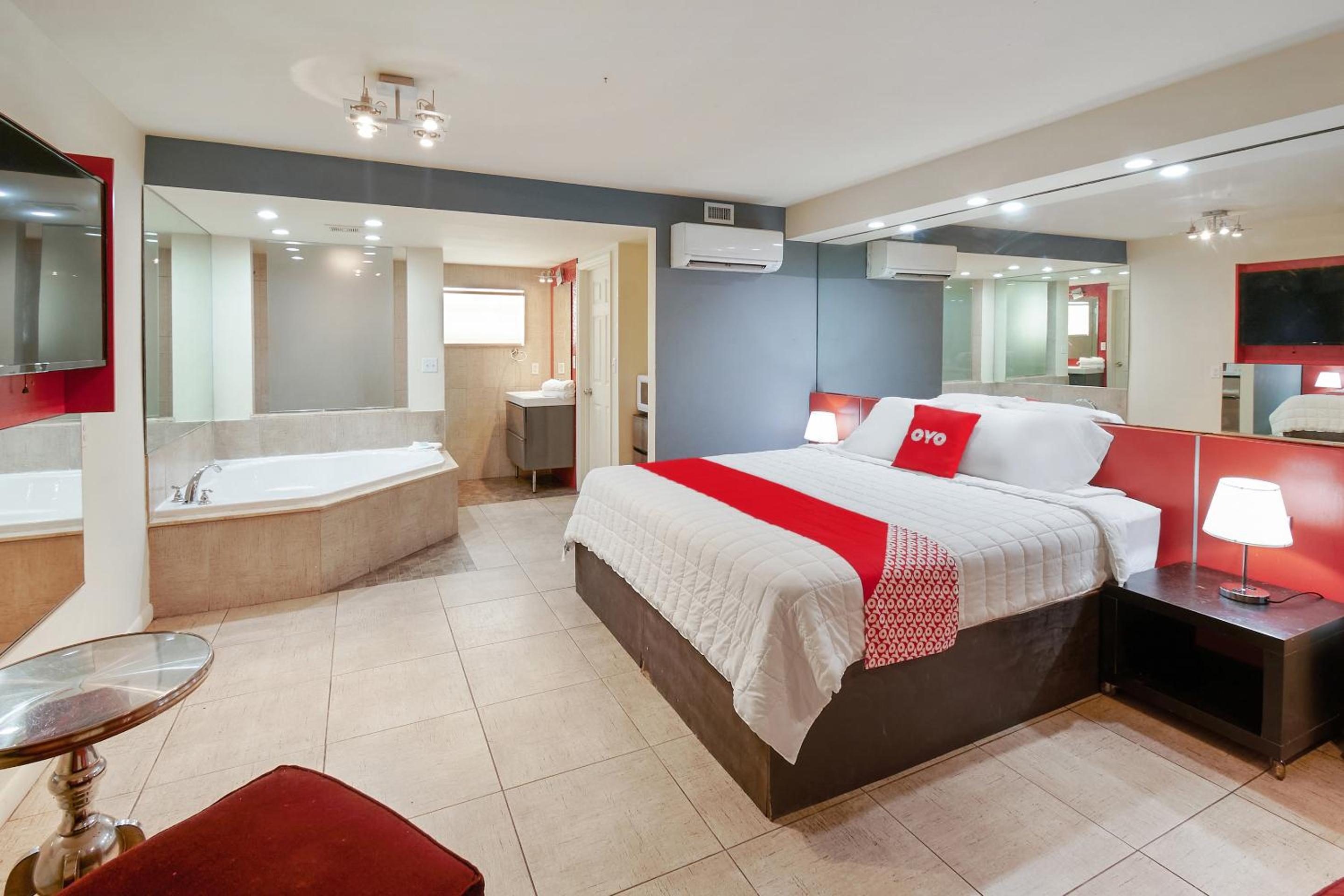 King Bed with Jetted Tub photo 2