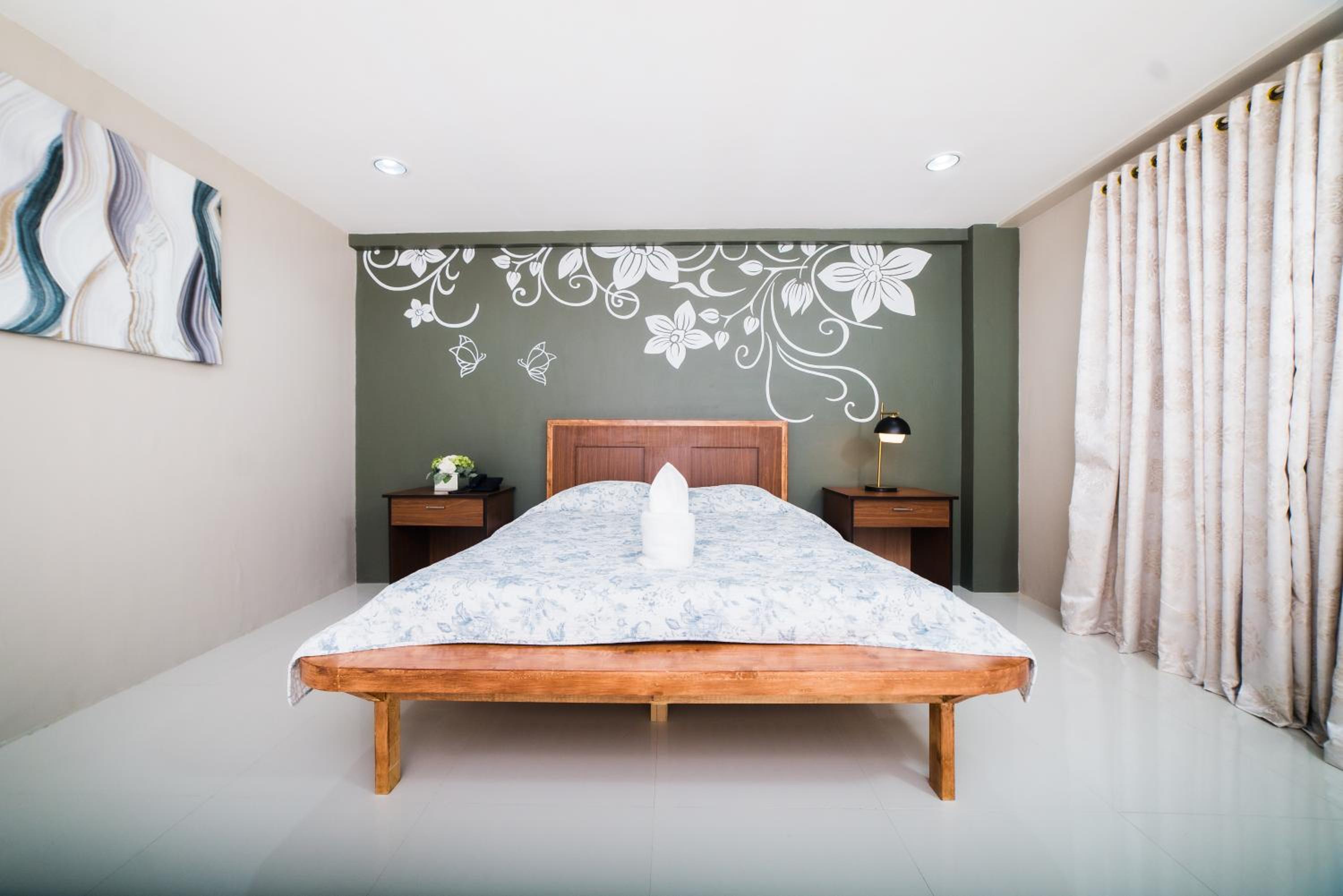 Deluxe Queen Suite
