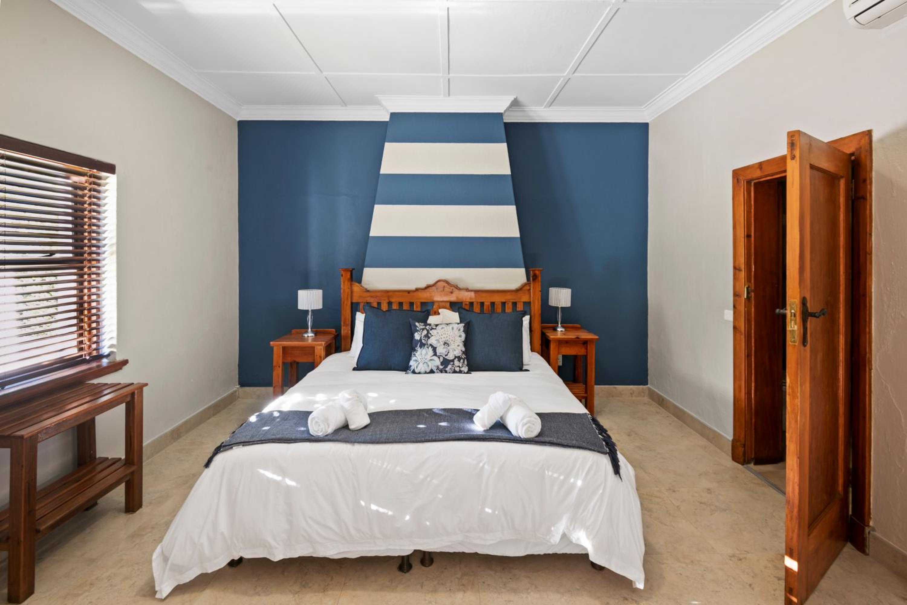 Deluxe King Room - Photo 2