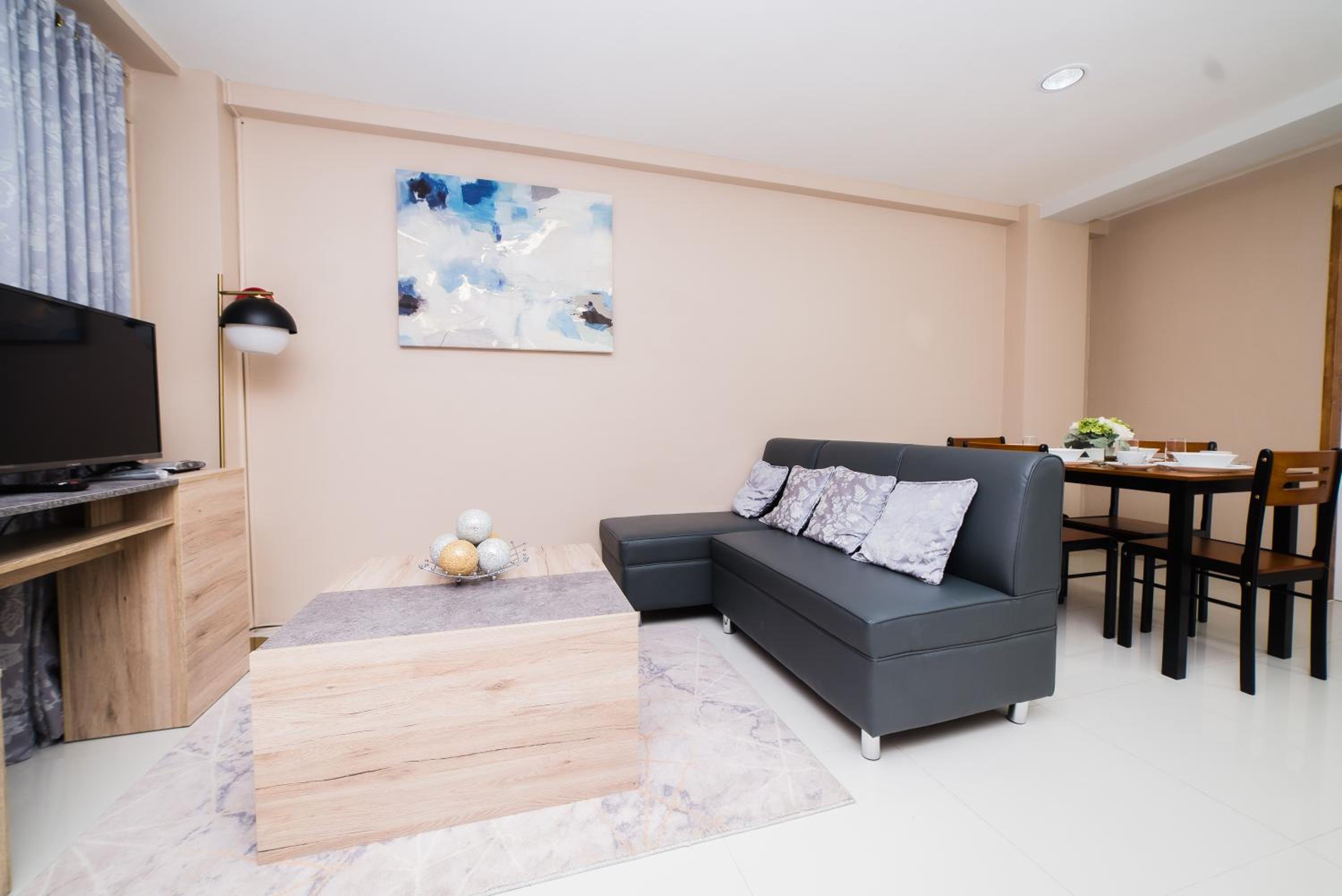 Deluxe Queen Suite - Photo 6