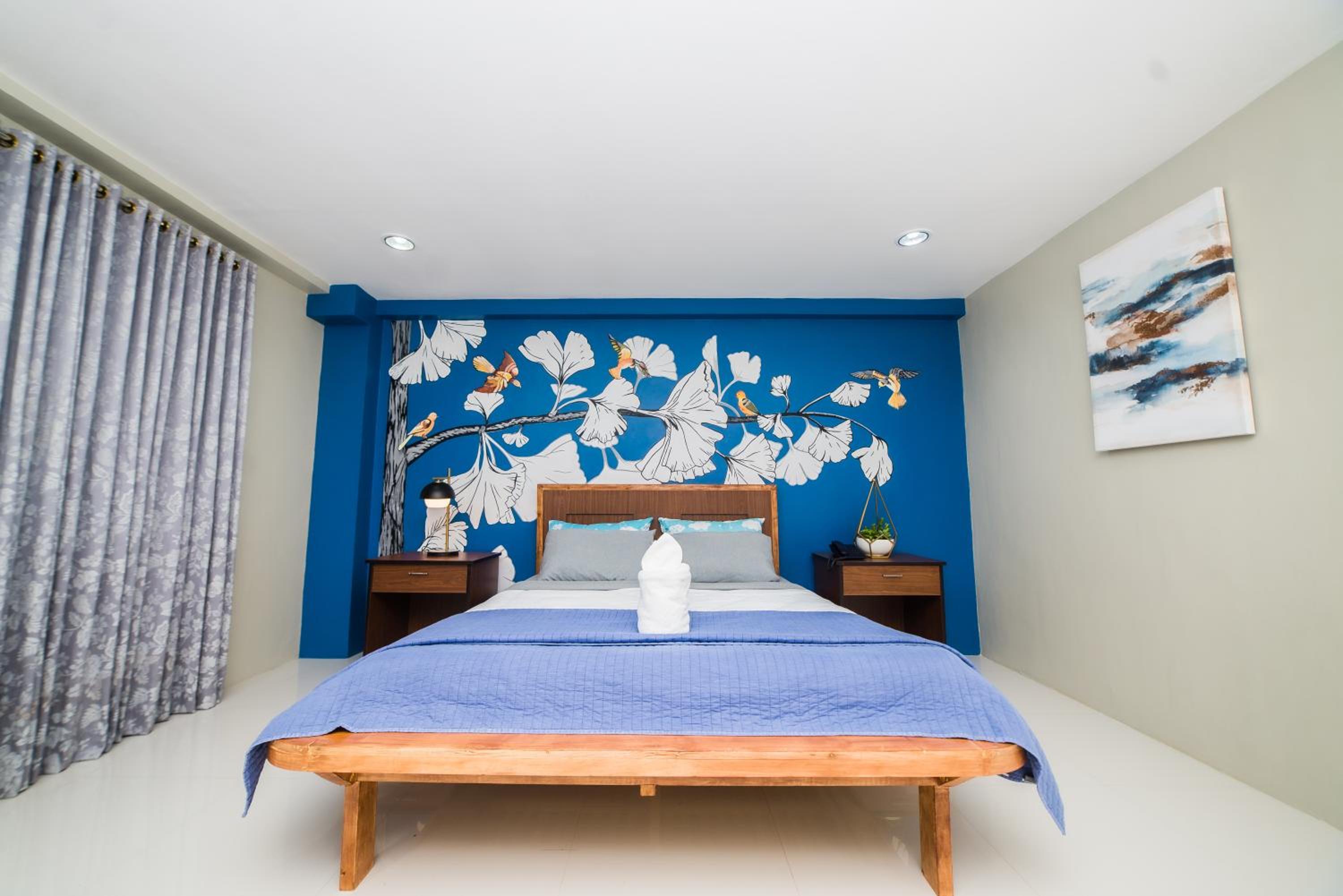 Deluxe Queen Suite - Photo 8