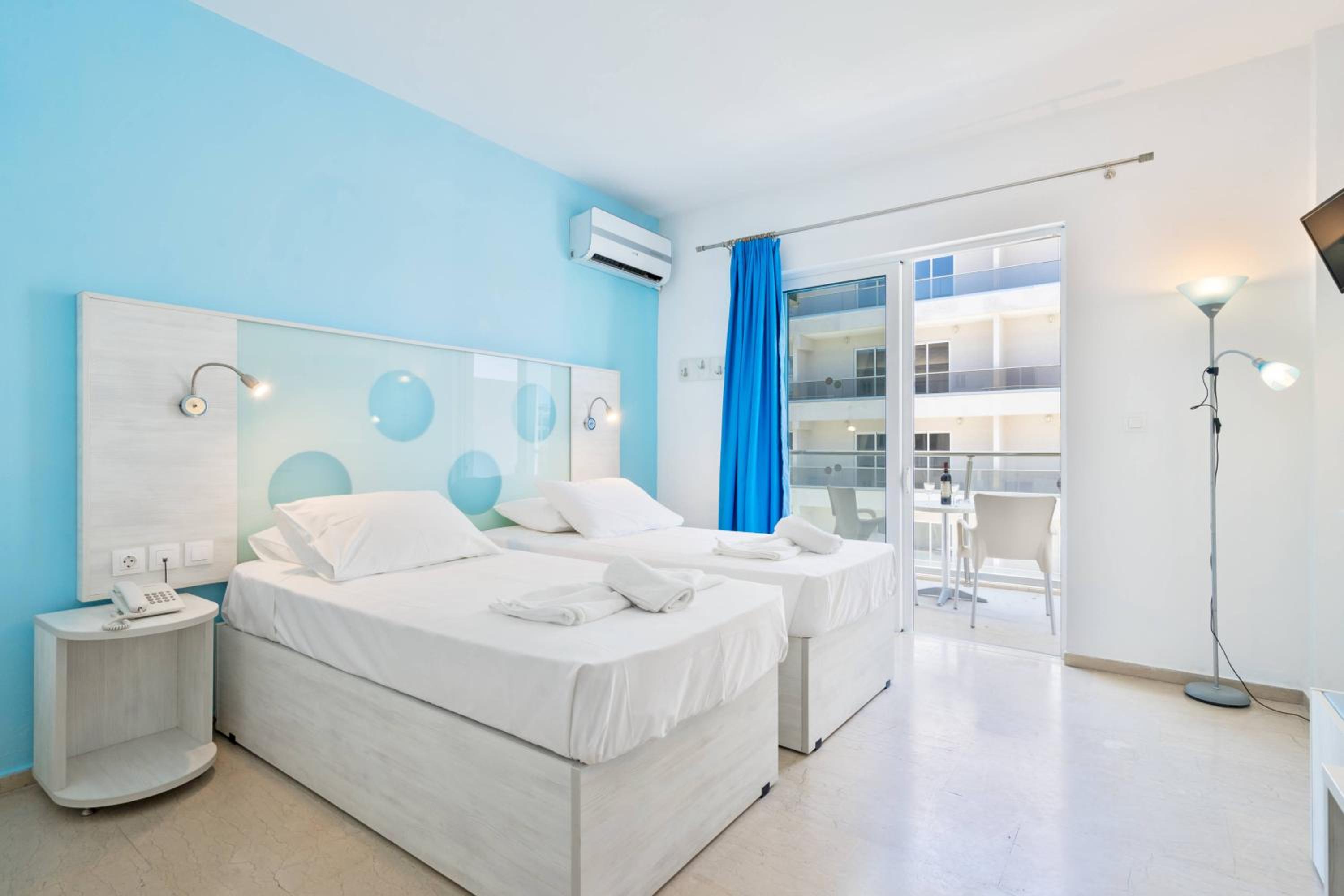 Double Room with Balcony - Photo 3