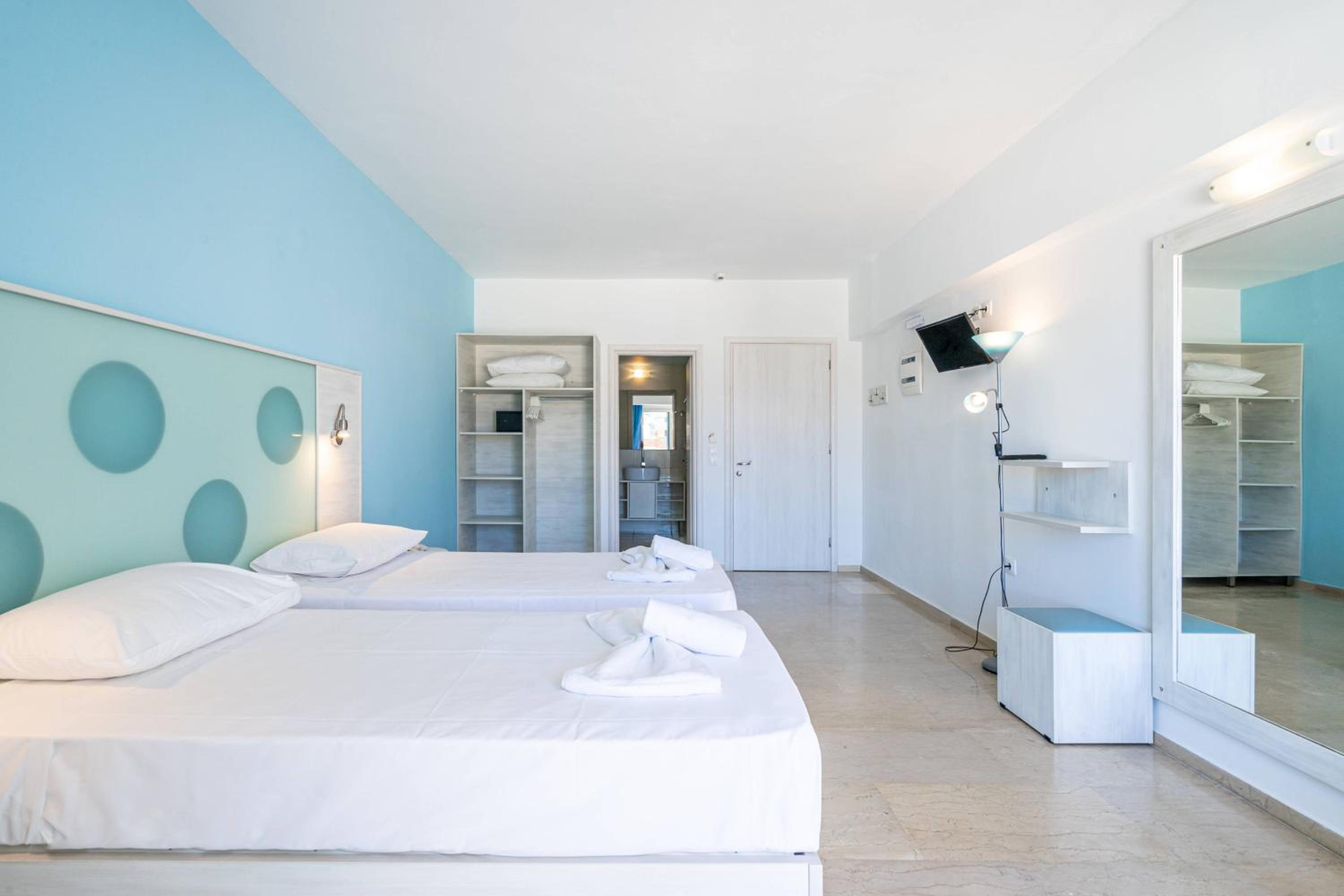 Double Room with Balcony - Photo 10