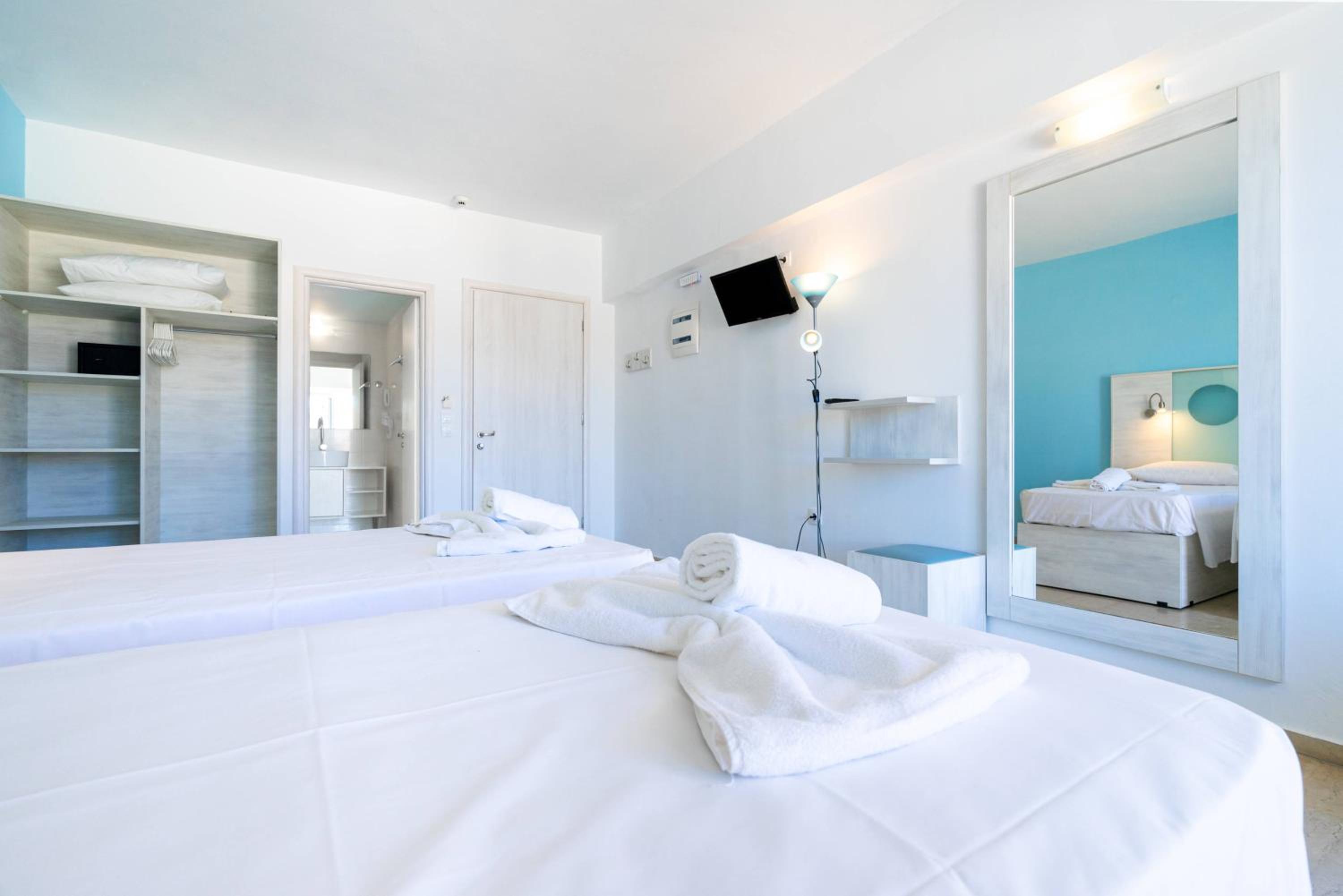Double Room with Balcony - Photo 8