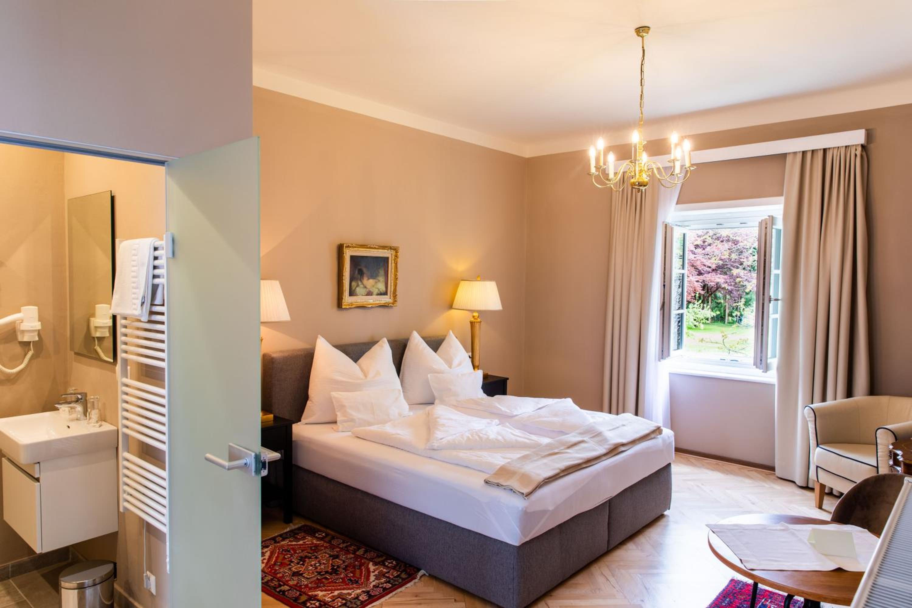 Large Double Room photo 1