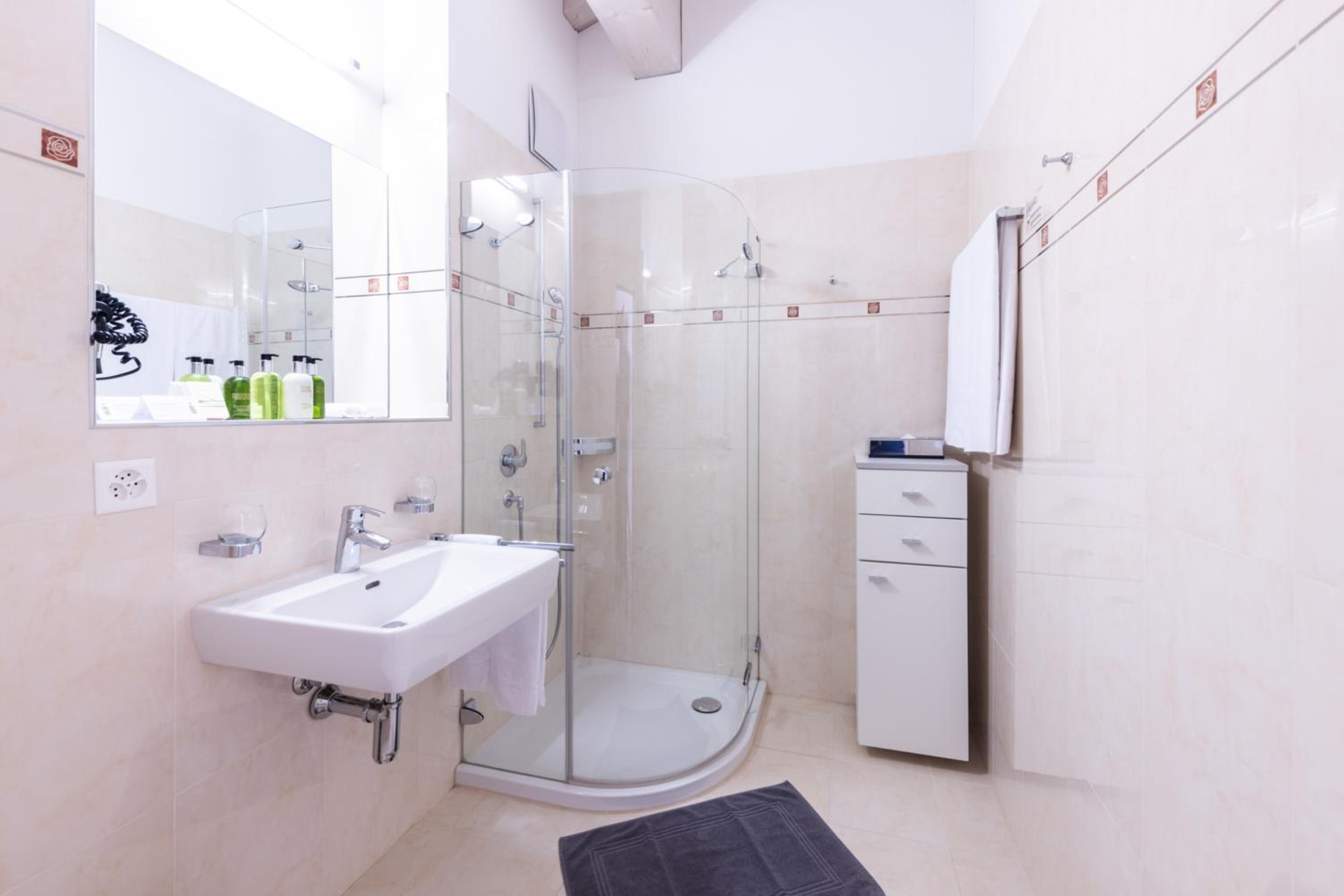 Luxury Double Room with Balcony - Photo 3