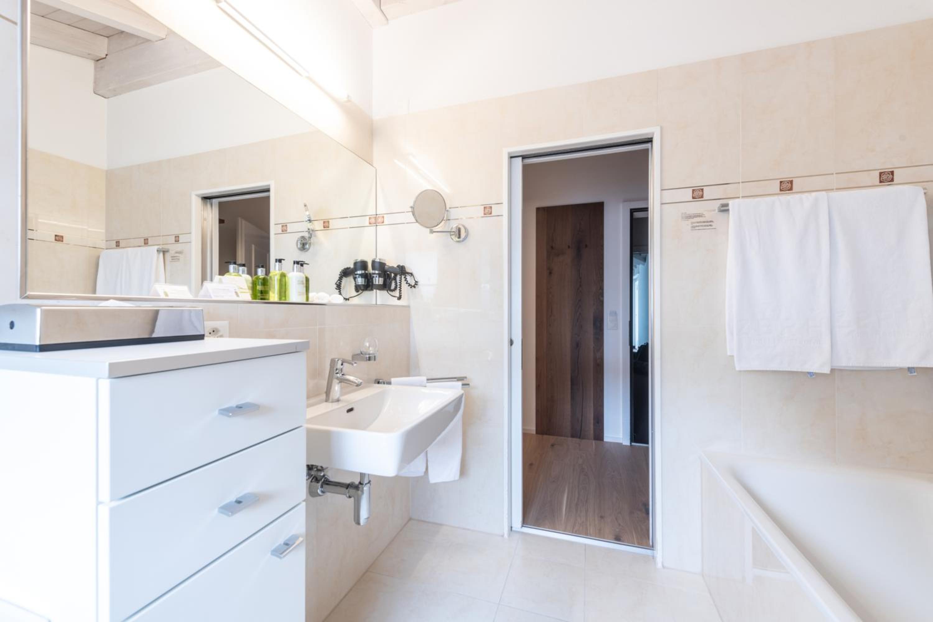 Luxury Double Room with Balcony - Photo 5