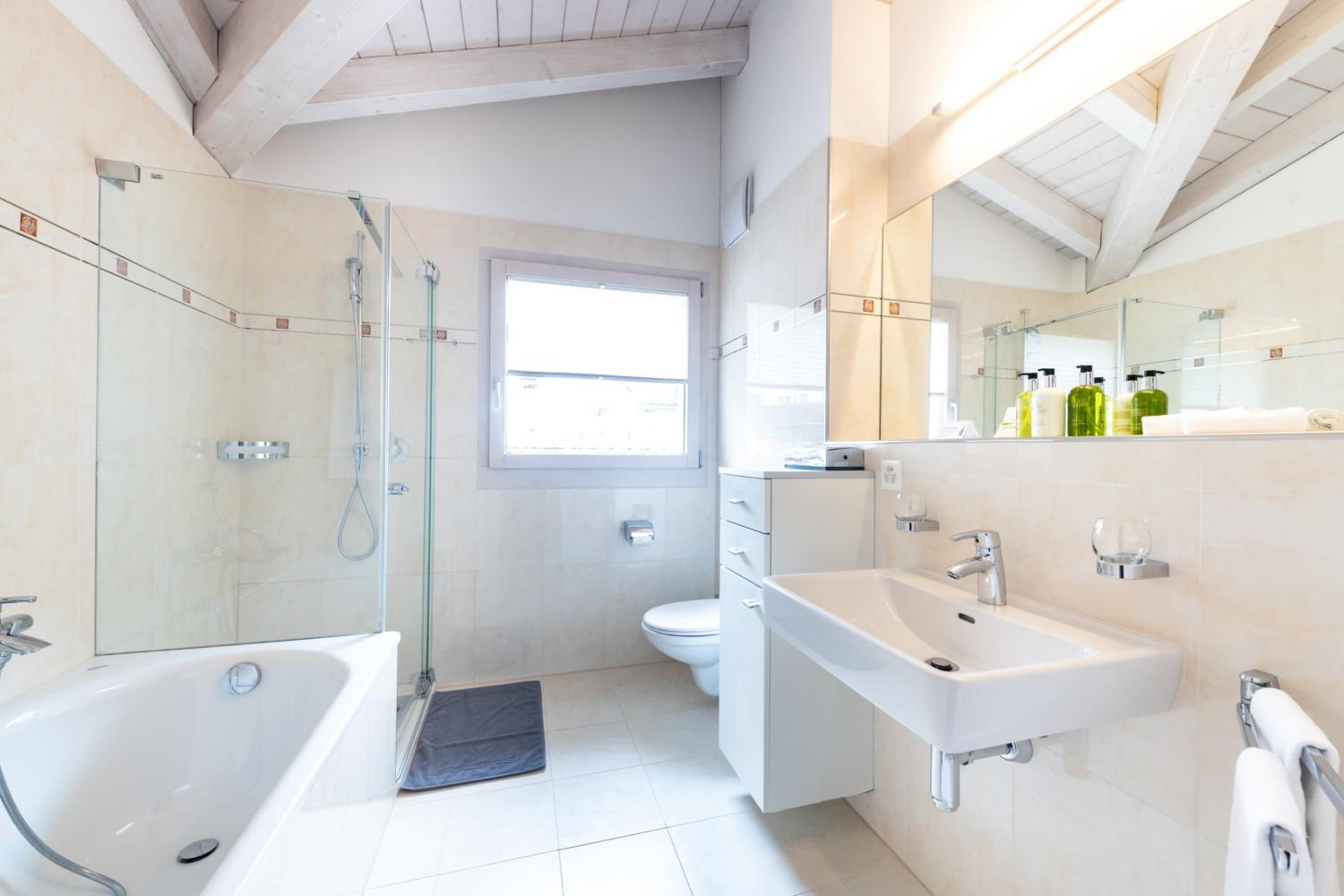 Luxury Double Room with Balcony - Photo 6