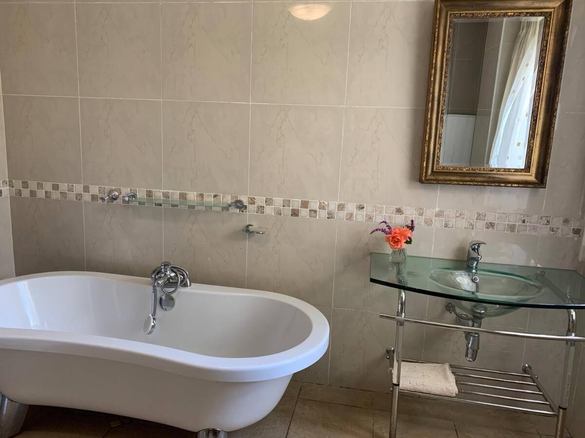 Deluxe Double Room with Bath - Photo 6