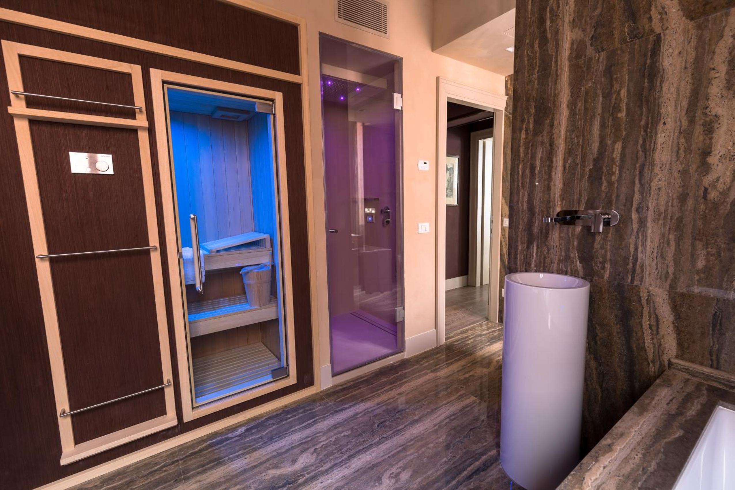 King Suite with spa - separate building photo 2