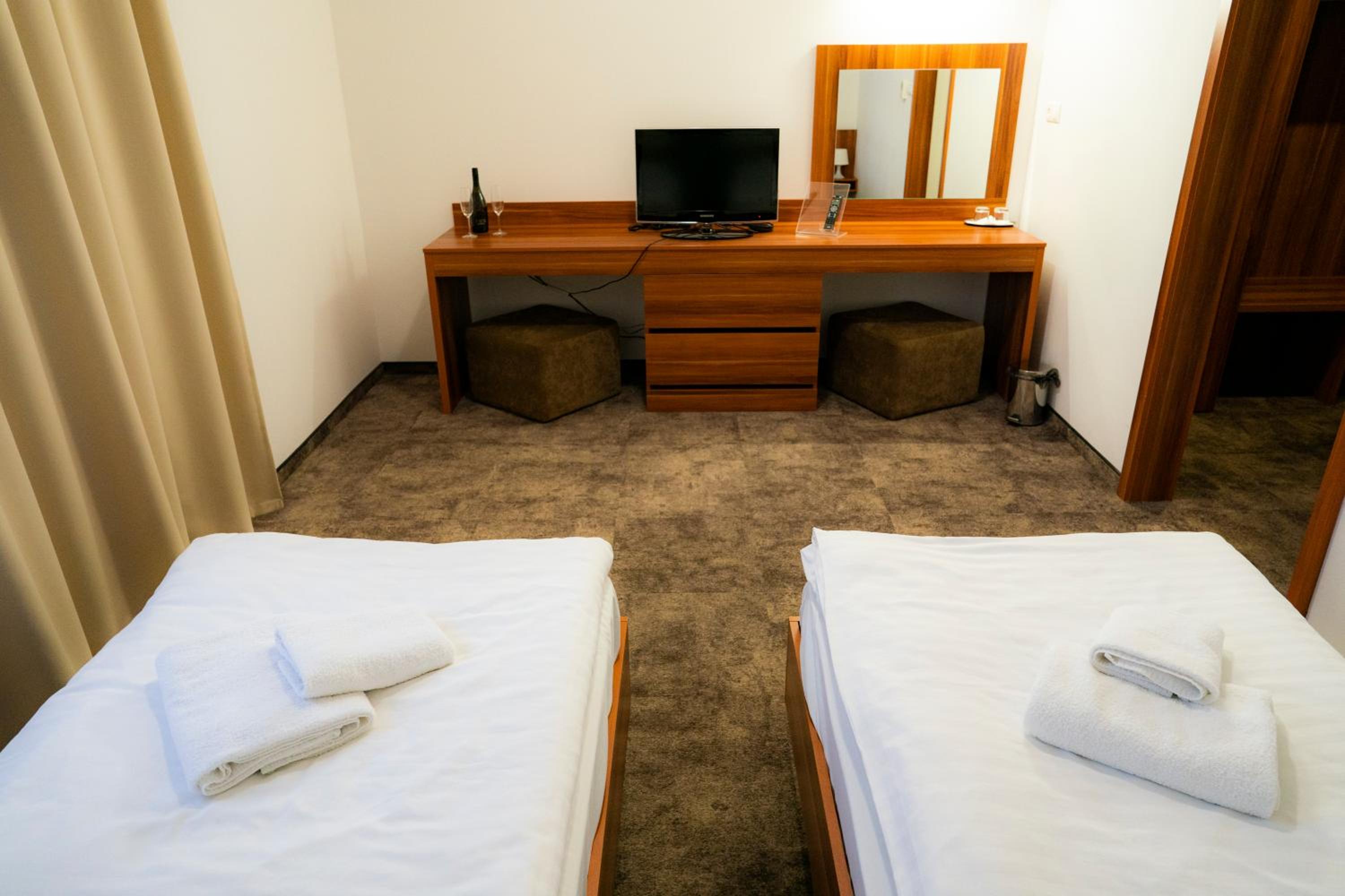 Standard Twin Room - Photo 3
