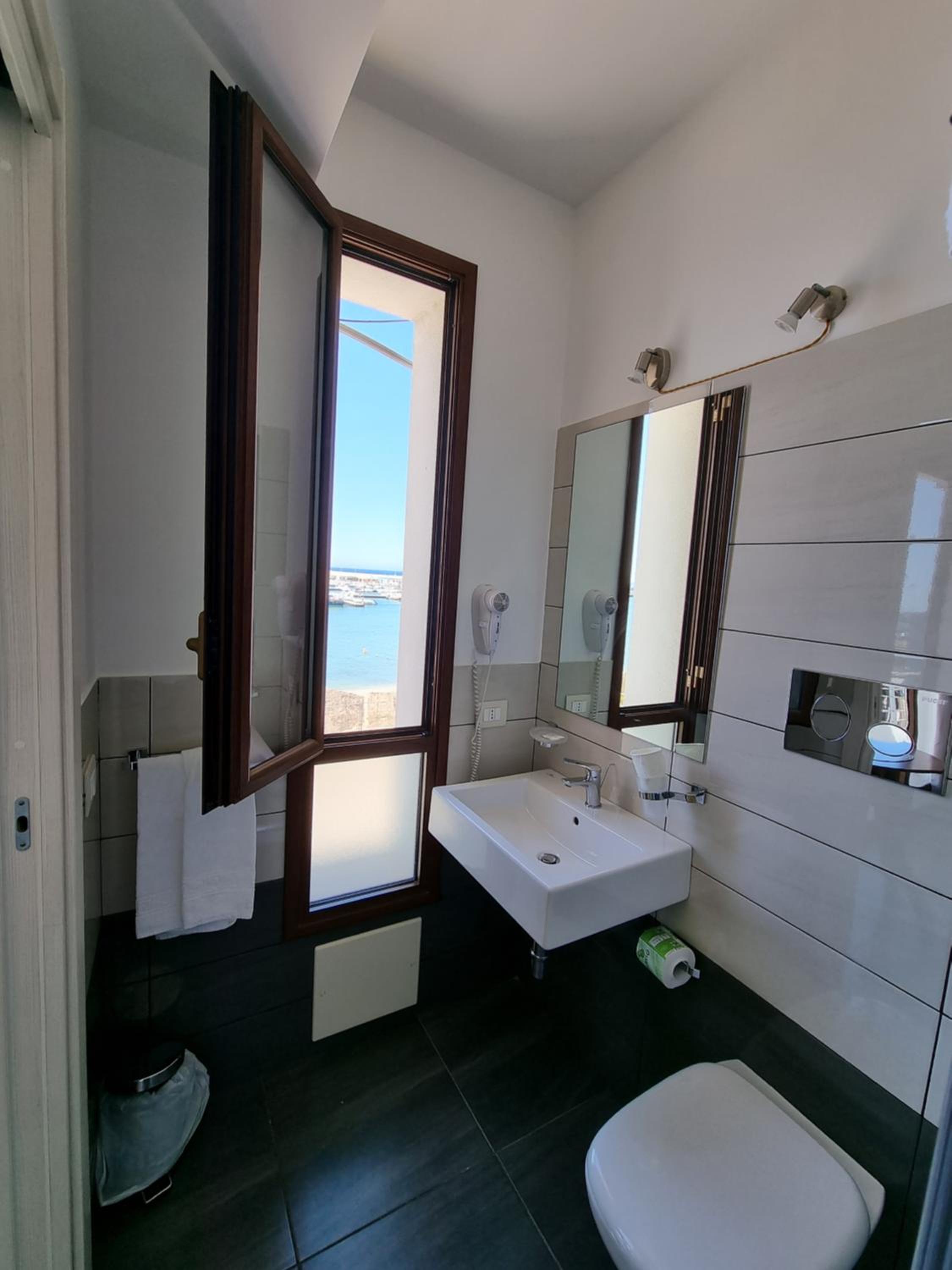 Deluxe Double Room with Sea View- Annex - Photo 5
