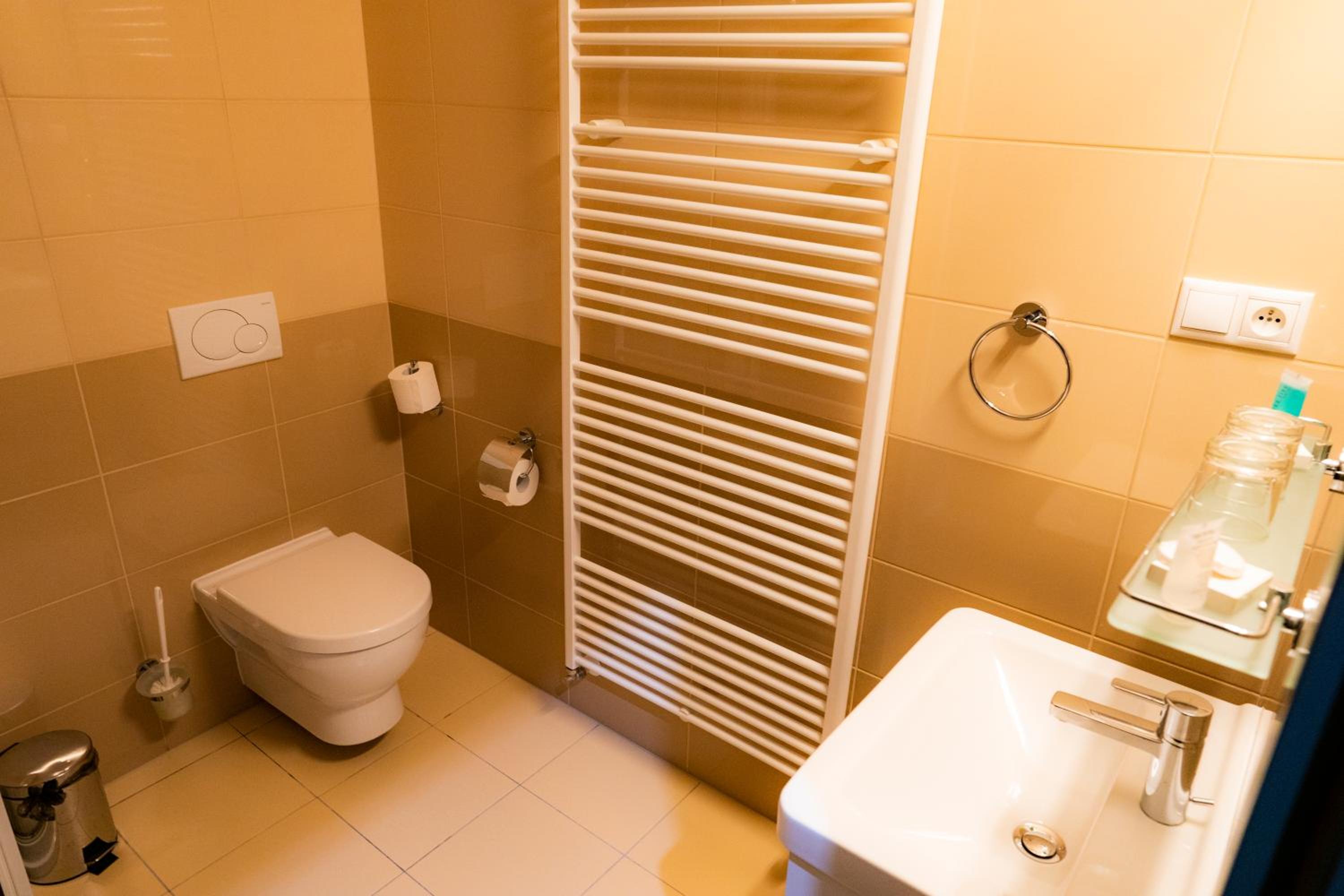 Standard Twin Room - Photo 4