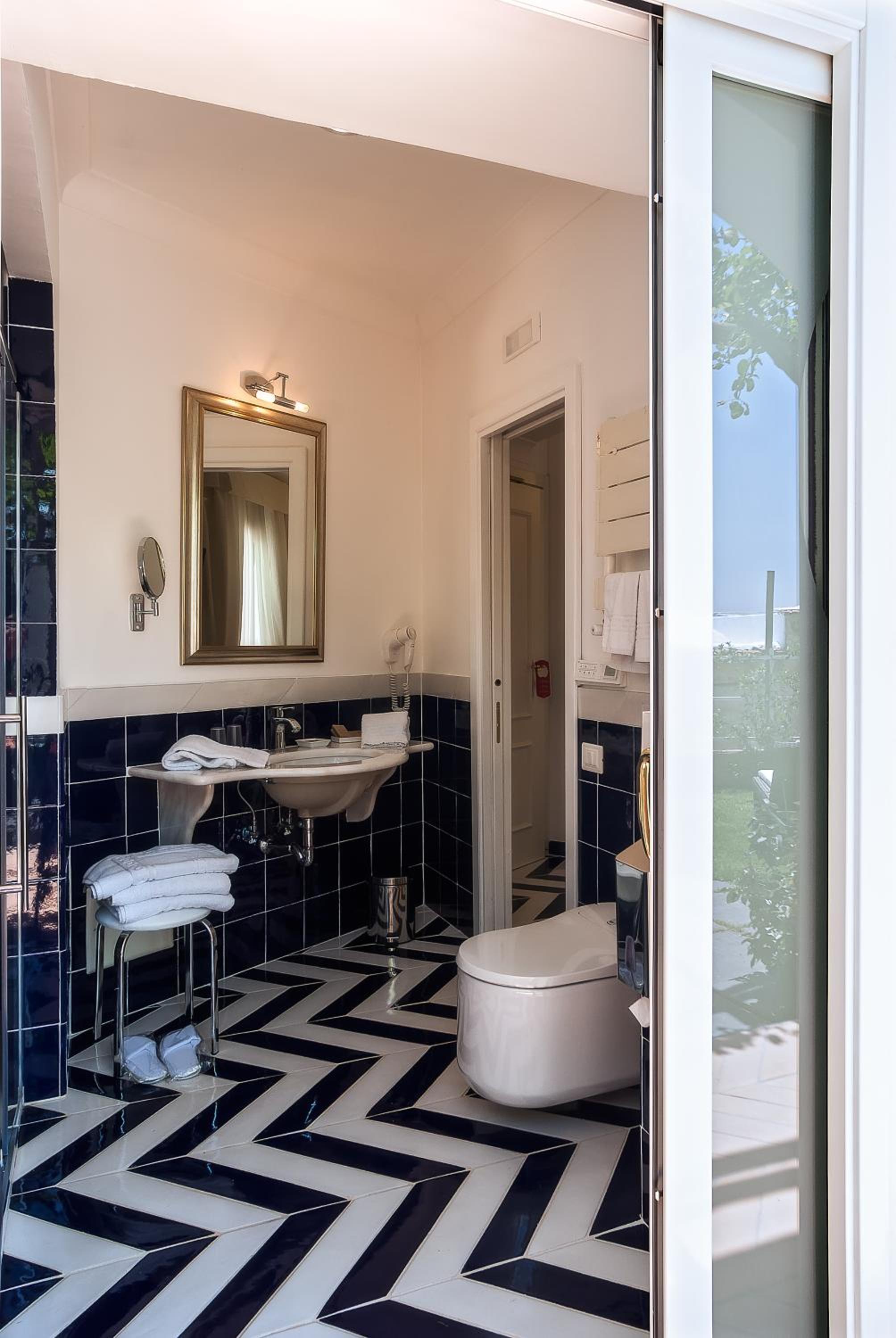 Queen Room with Spa Bath photo 2