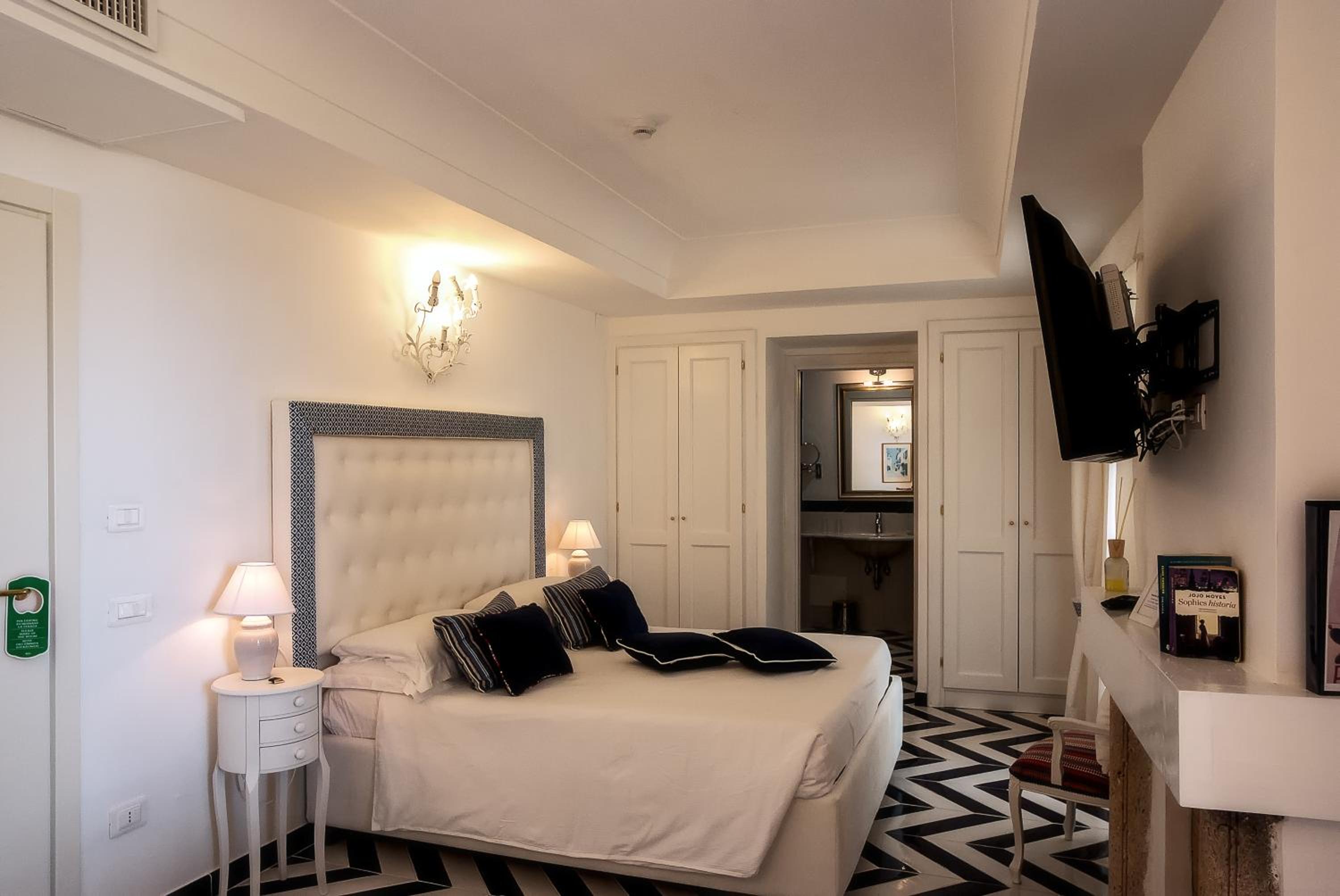Queen Room with Spa Bath photo 3