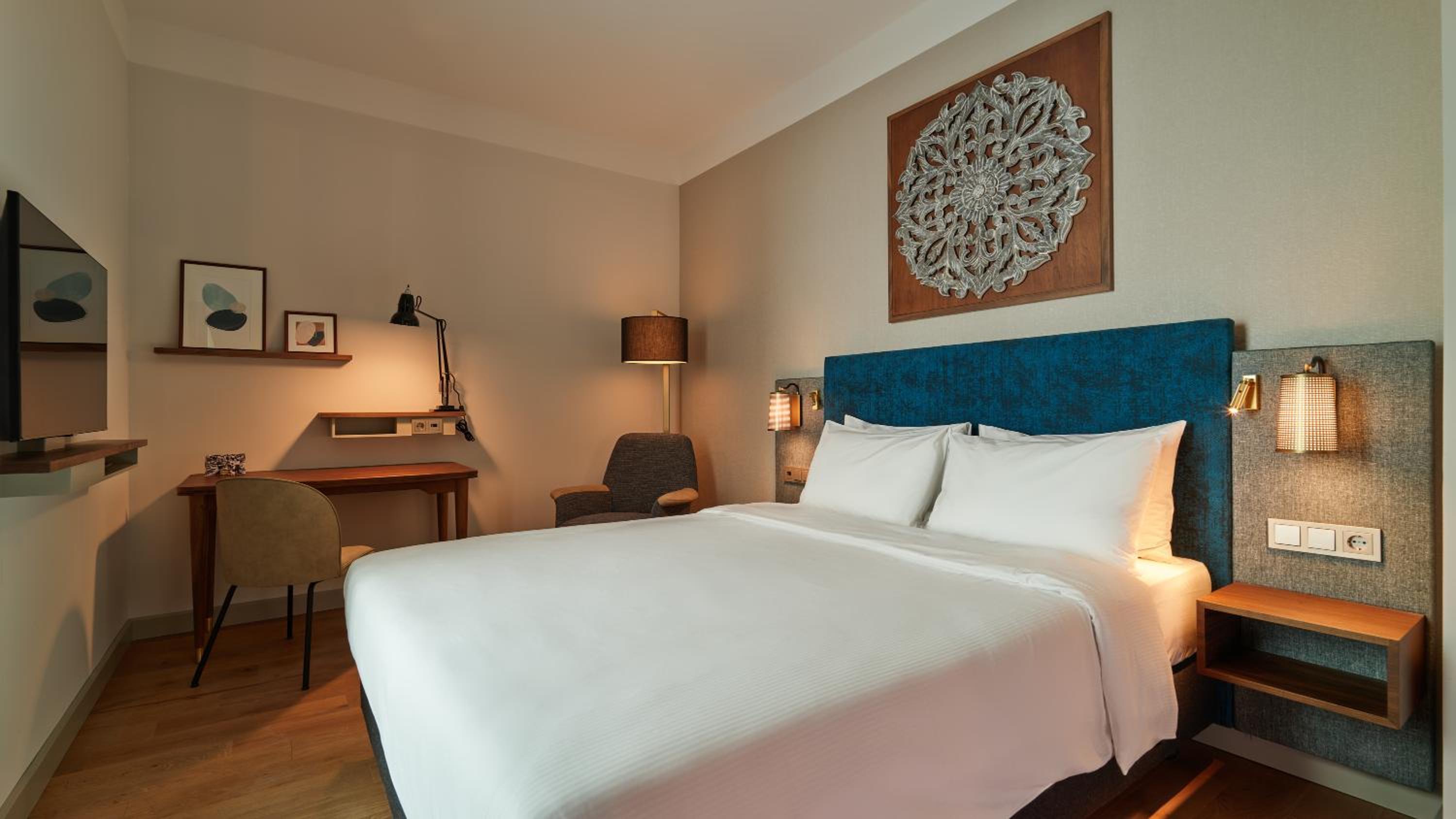 Queen Room with Atrium View - Photo 3