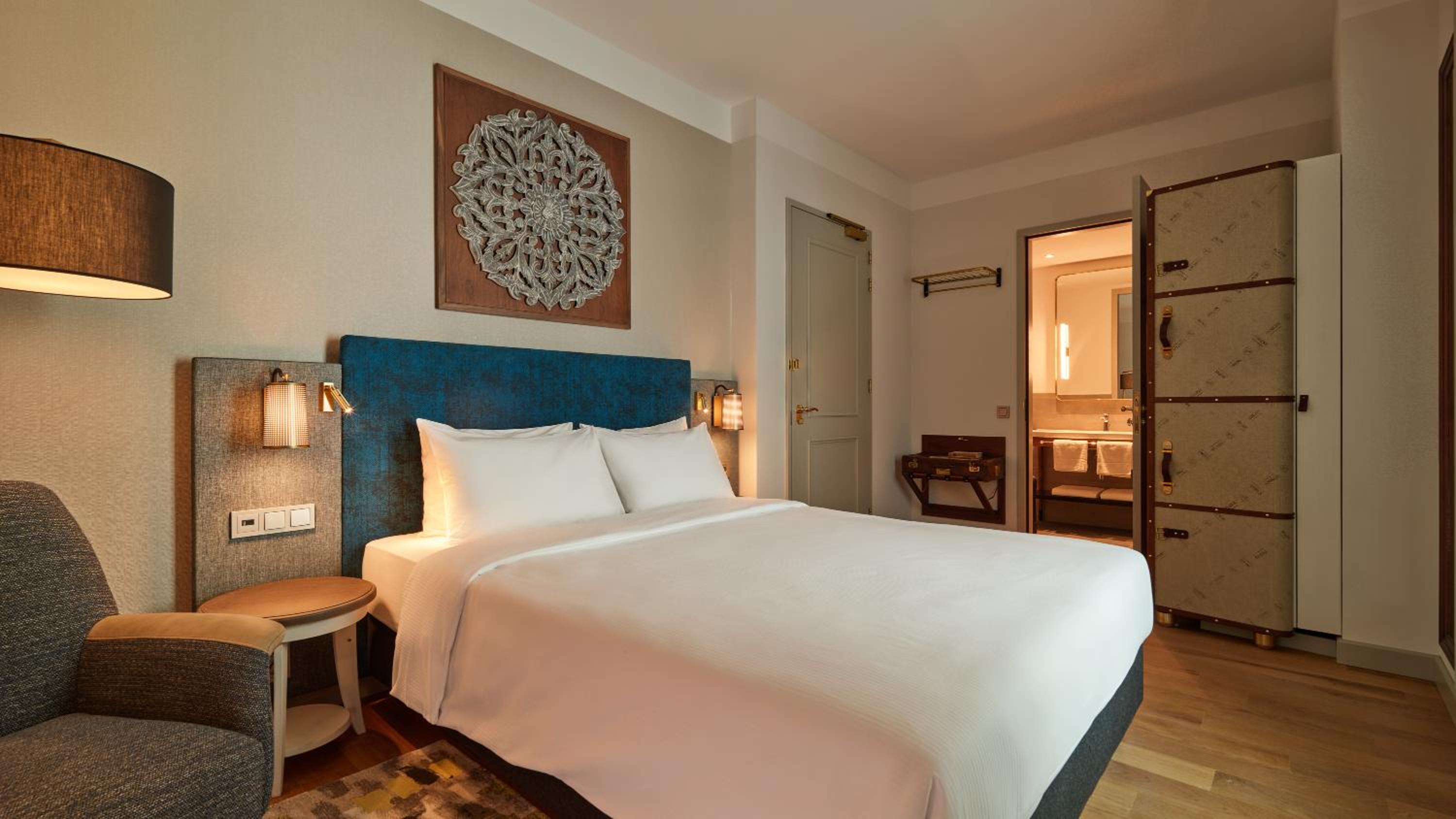 Queen Room with Atrium View - Photo 2