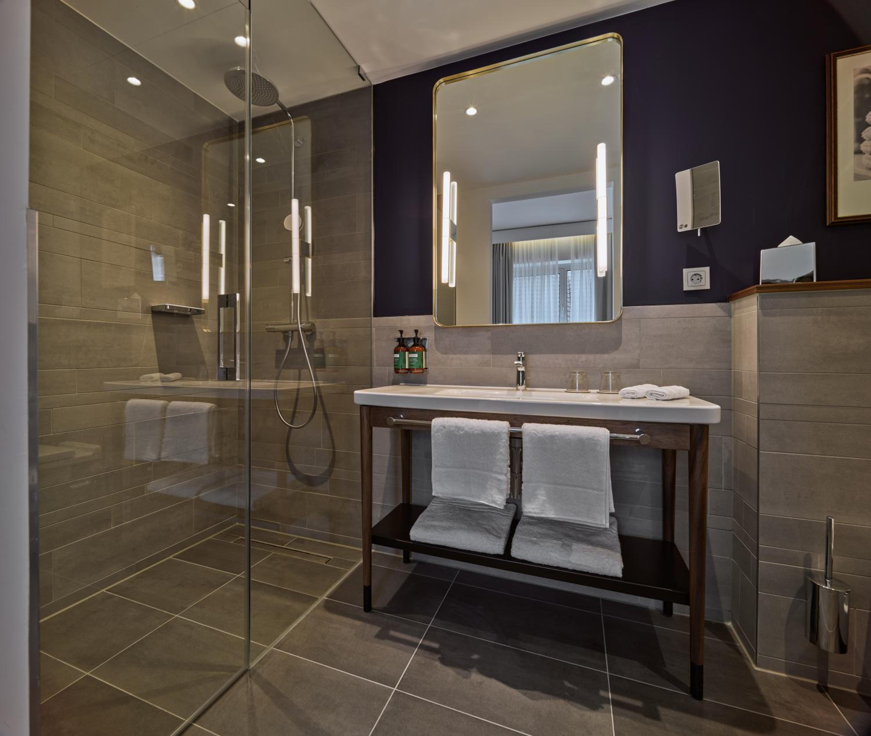 Queen Room with Atrium View - Photo 4