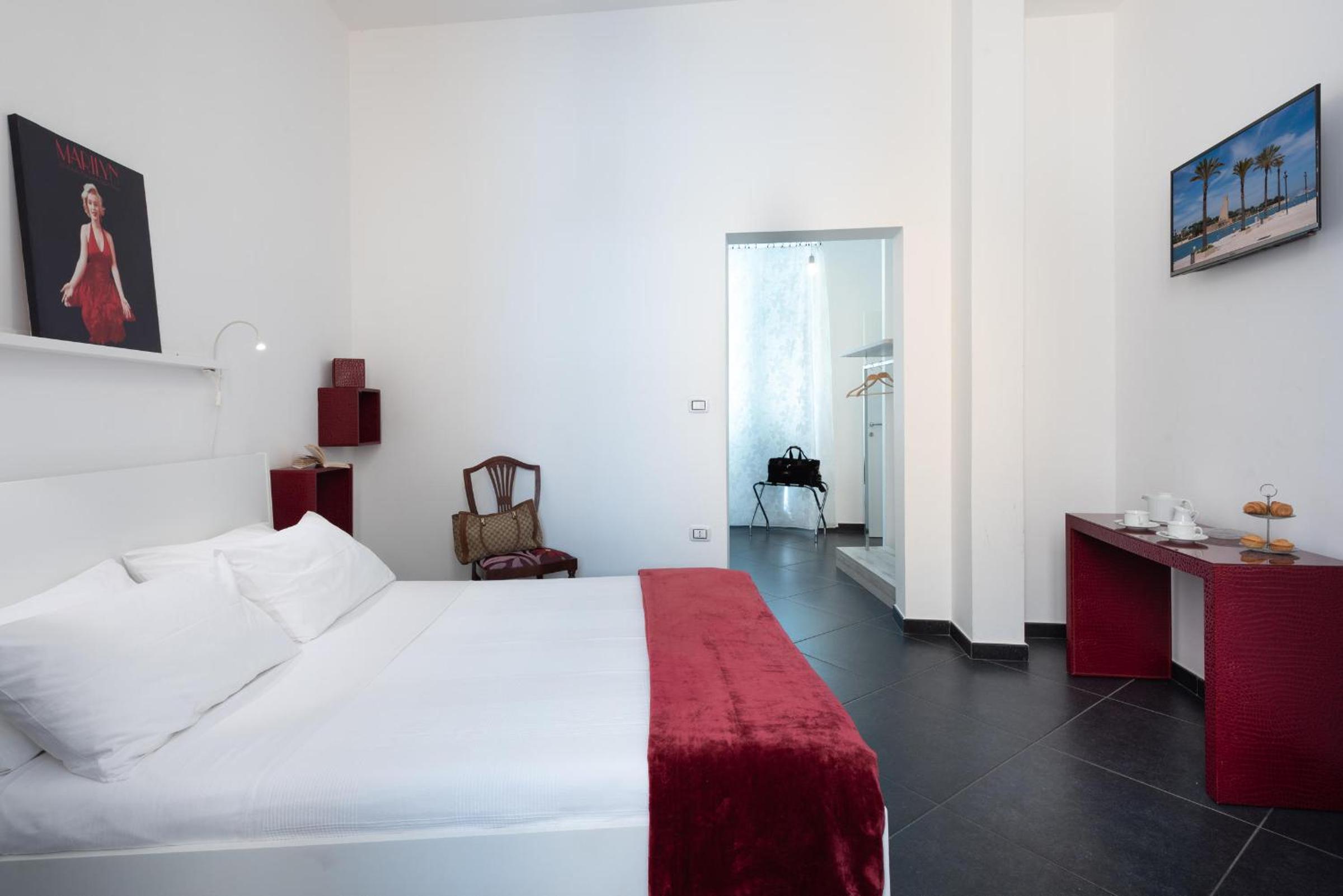 Standard Double Room - Photo 15
