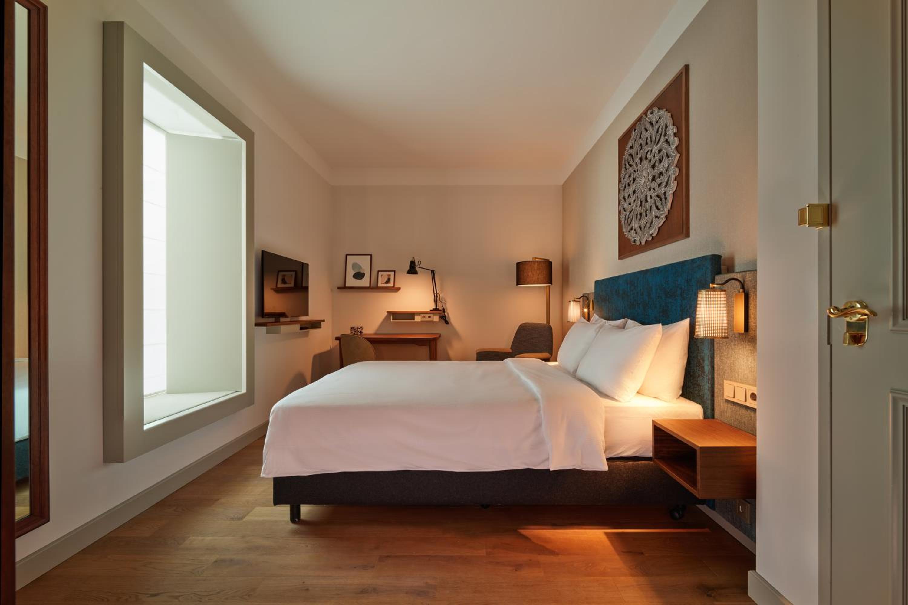 Queen Room with Atrium View - Photo 1