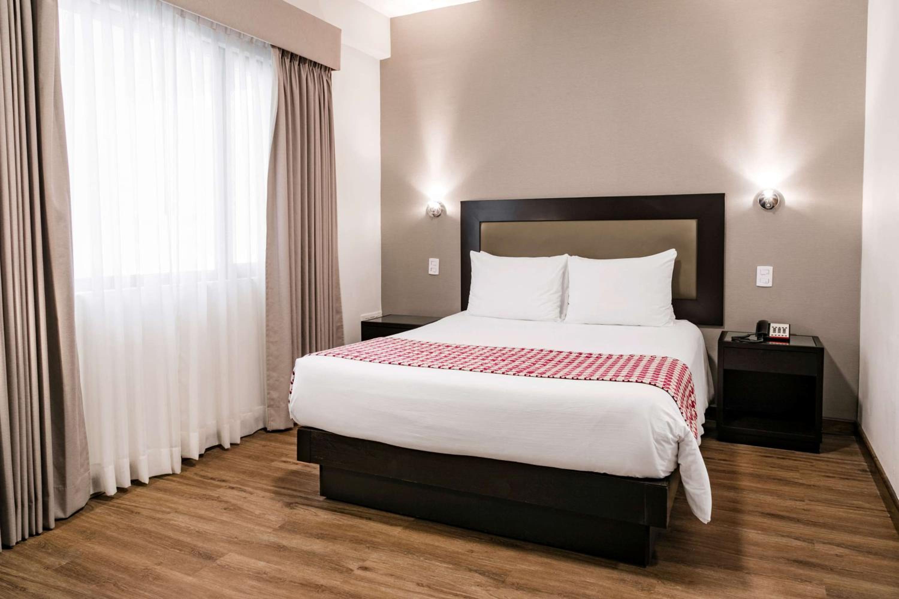 Family Suite with One Queen and Two Double Beds - Non-Smoking - Photo 6