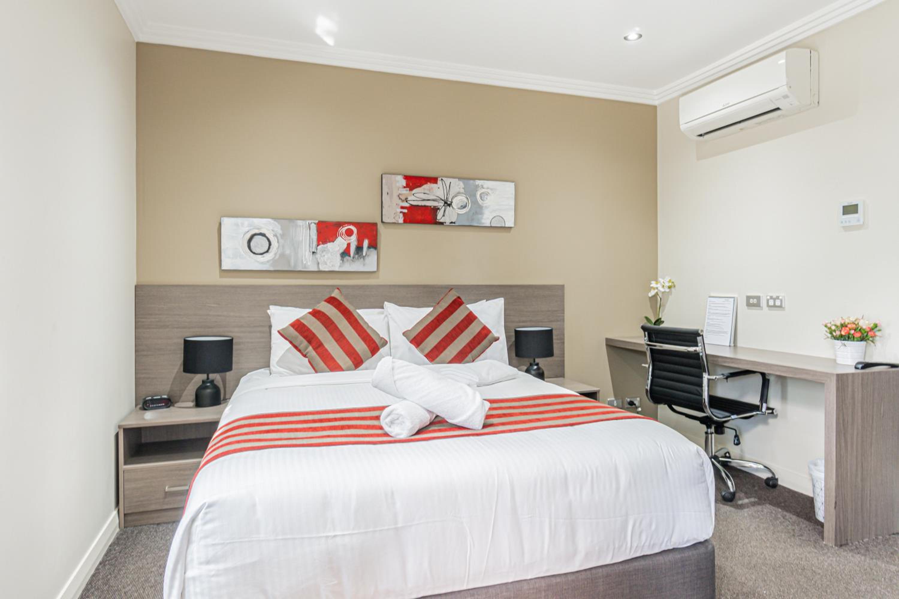 Deluxe Queen Room thumbnail 5