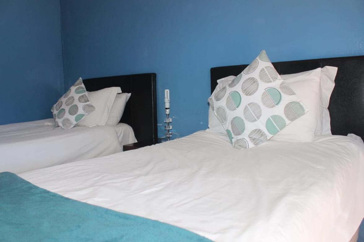 Twin Room - Photo 3