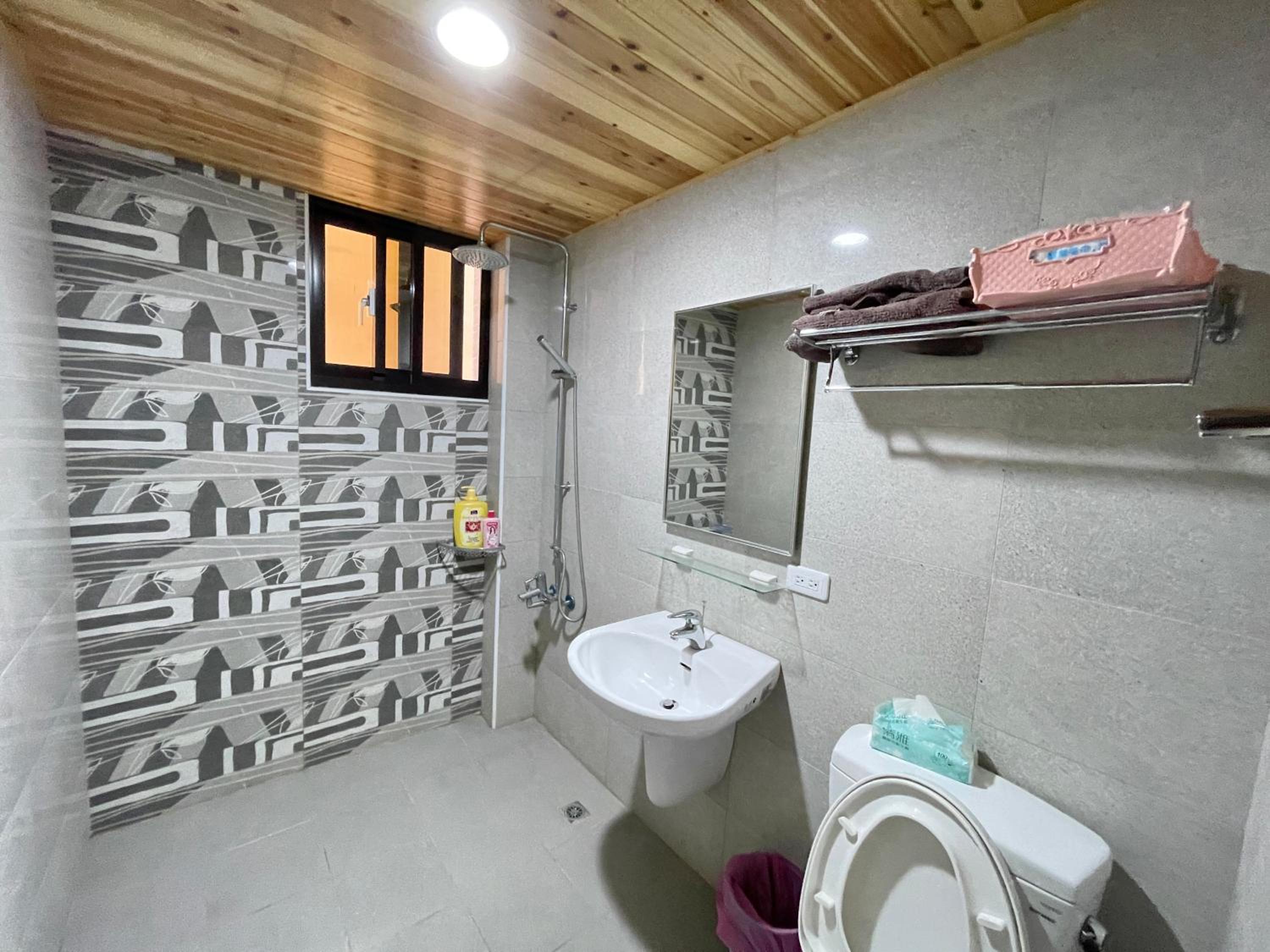 Quadruple Room with Private Bathroom photo 2