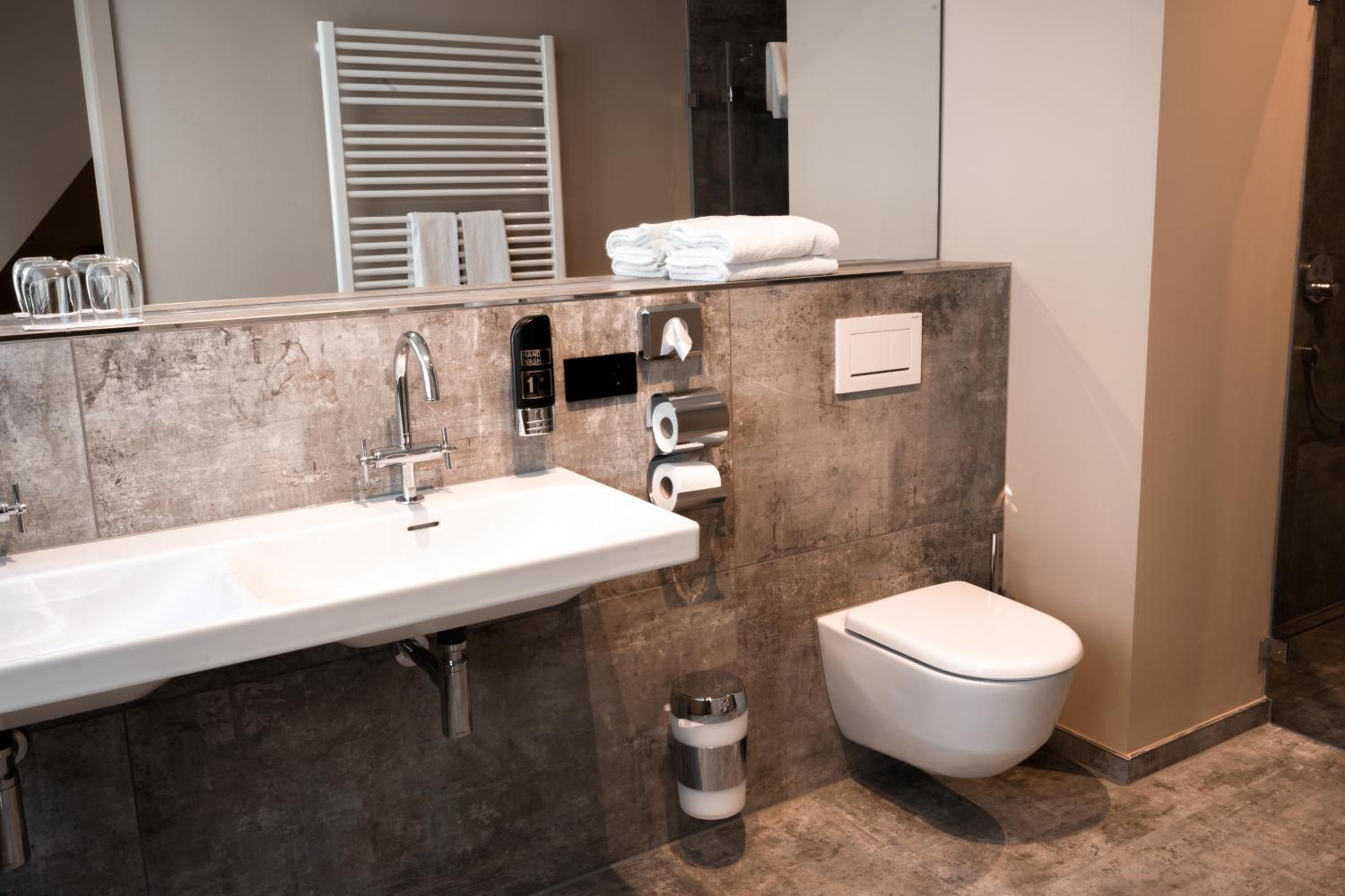 Suite - Photo 10