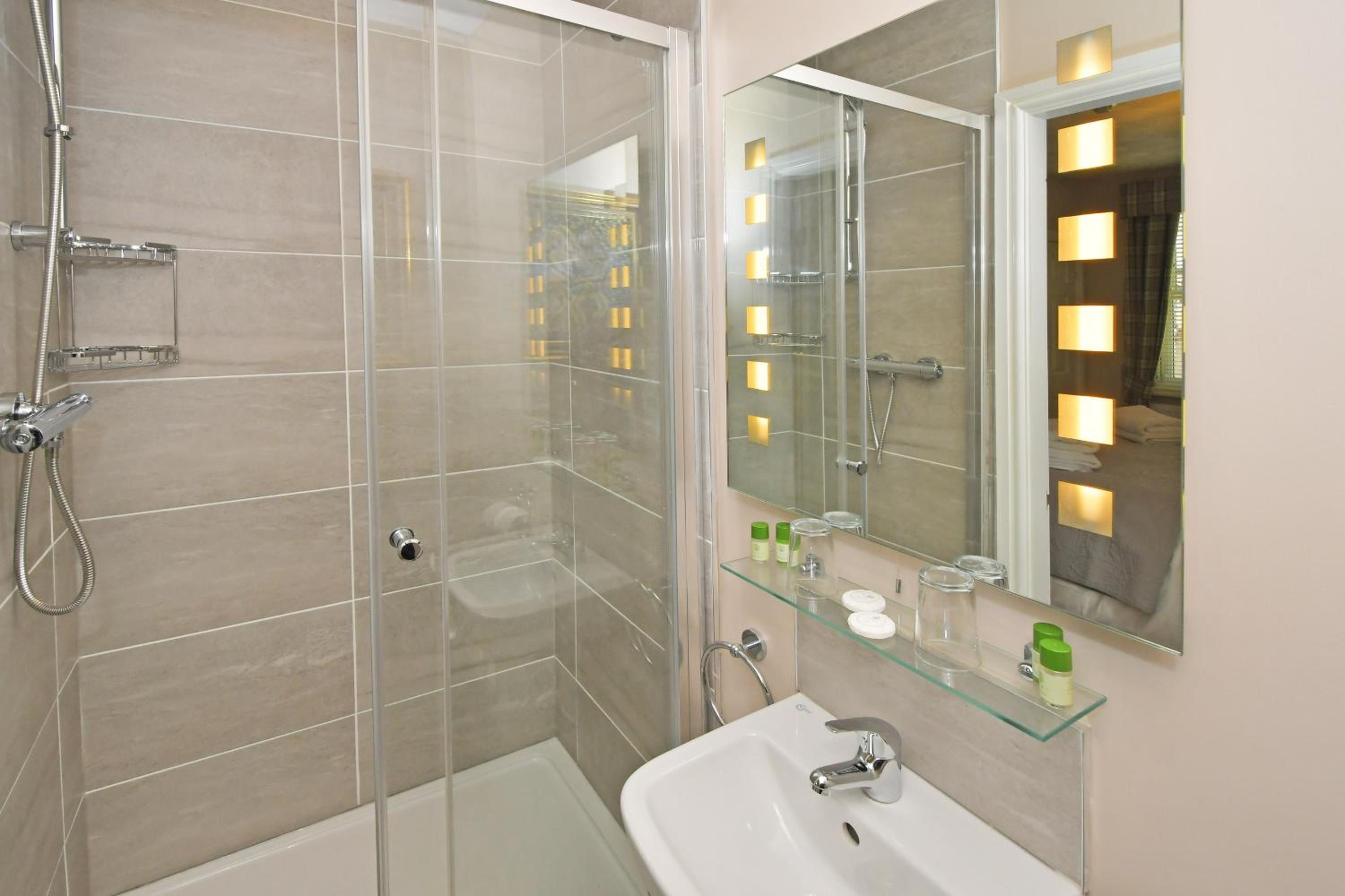 Deluxe King Room - Photo 3