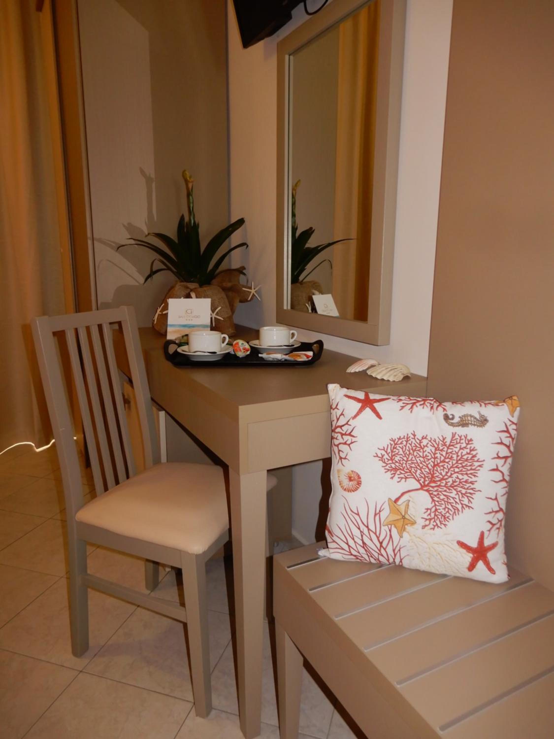 Standard Quadruple Room with Balcony - Photo 11