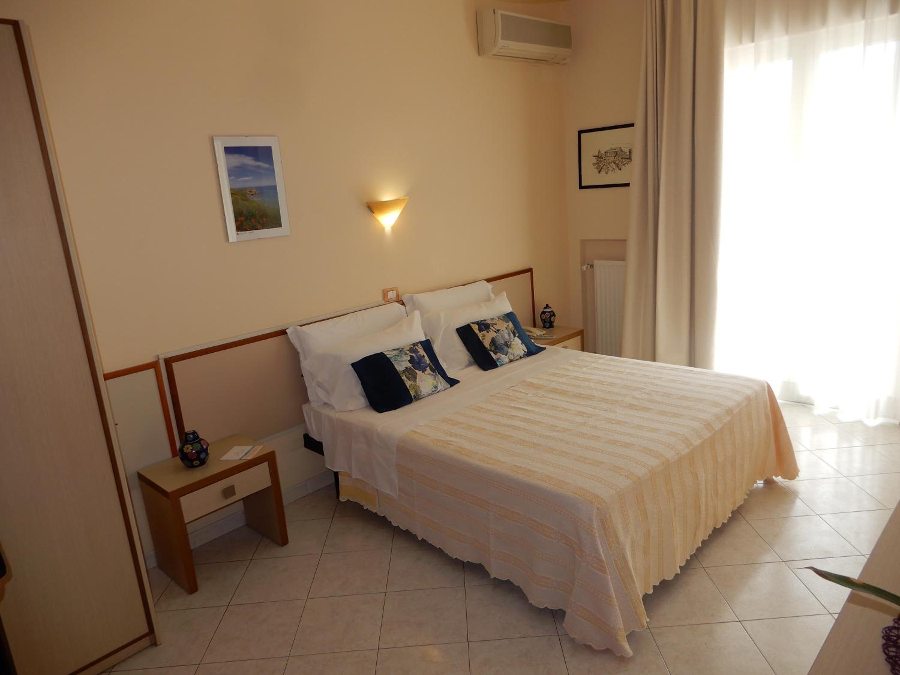 Standard Quadruple Room with Balcony - Photo 10