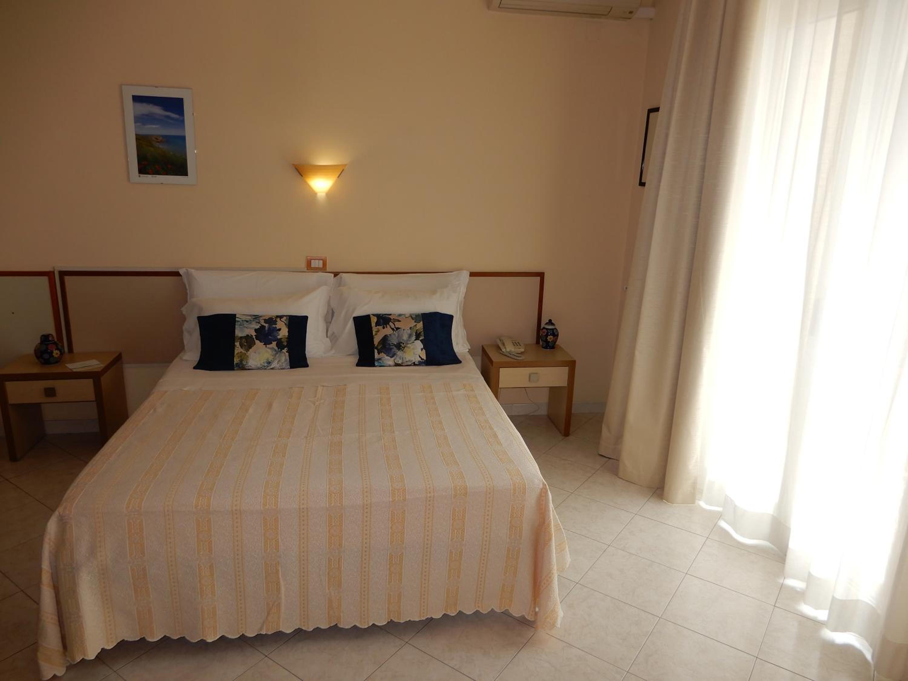 Standard Quadruple Room with Balcony - Photo 9