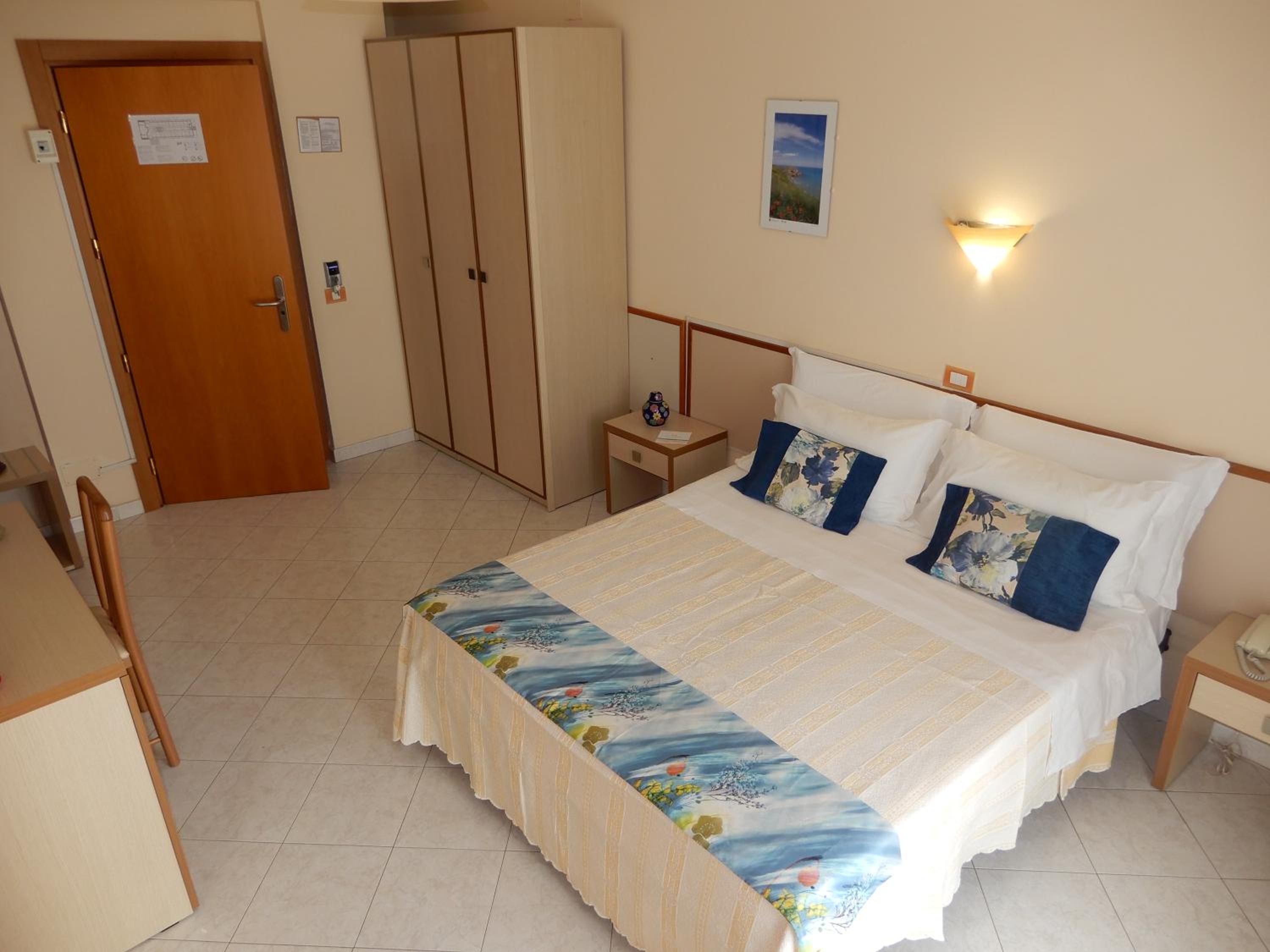 Standard Quadruple Room with Balcony - Photo 1
