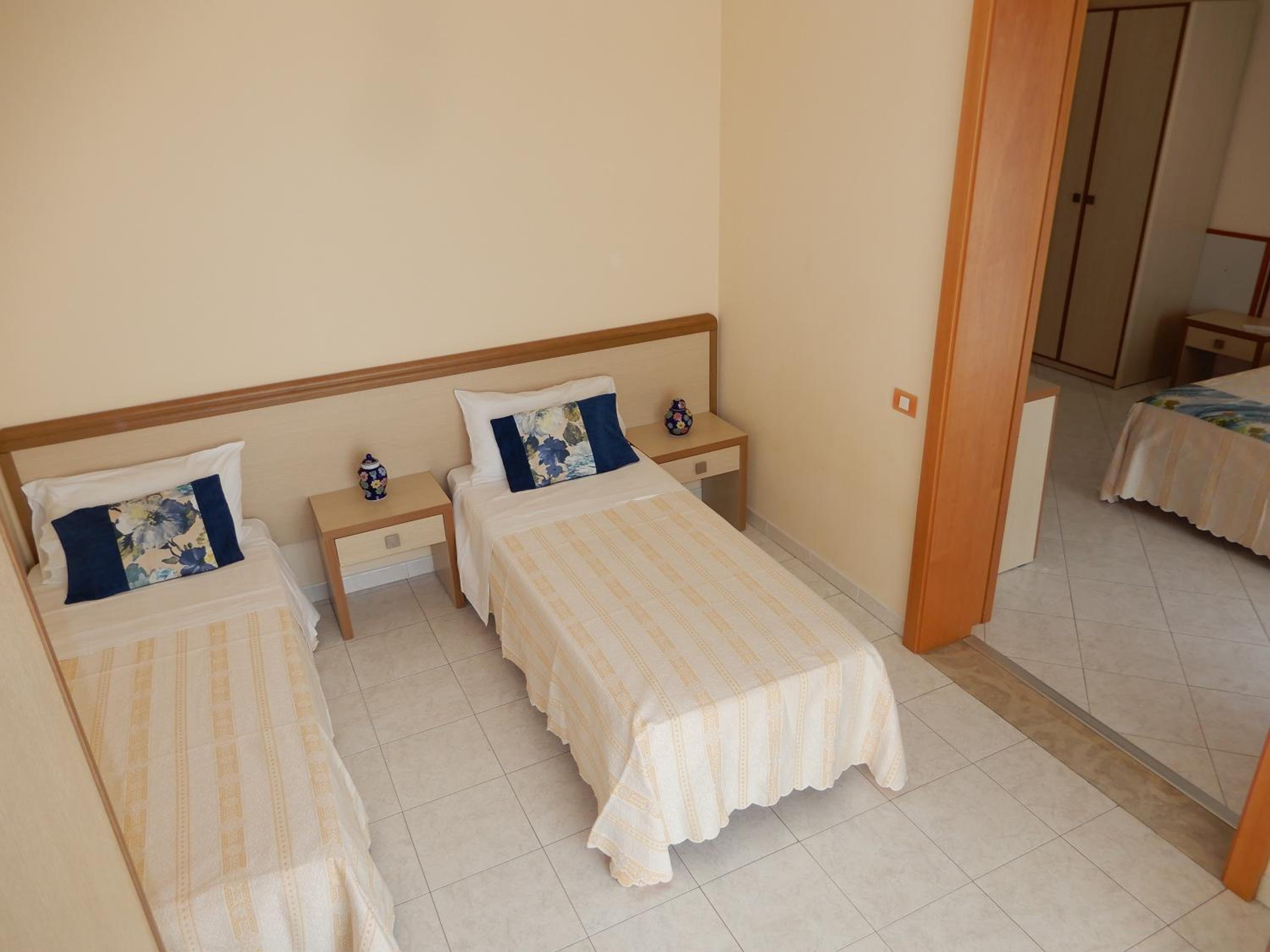 Standard Quadruple Room with Balcony - Photo 4