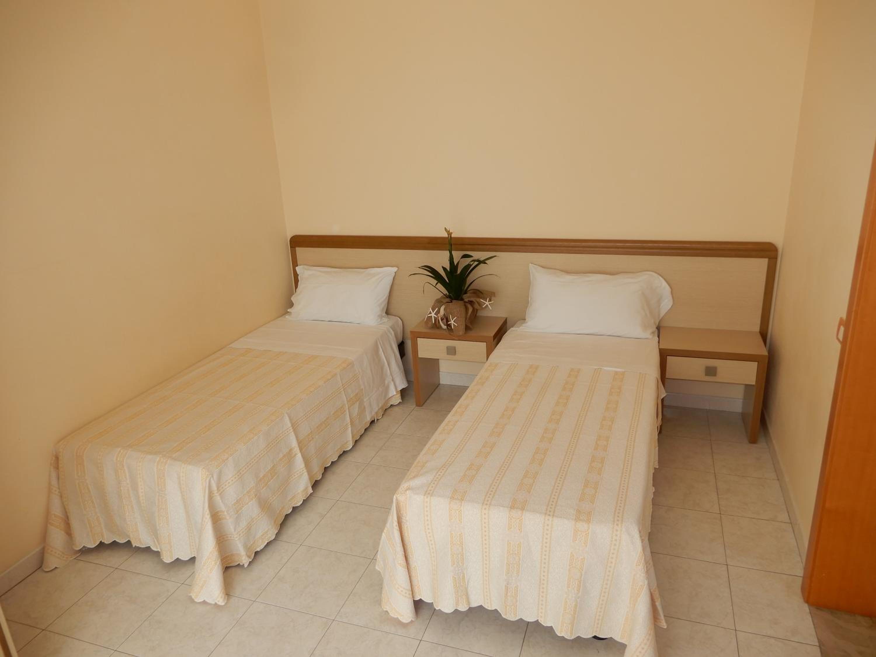 Standard Quadruple Room with Balcony - Photo 2