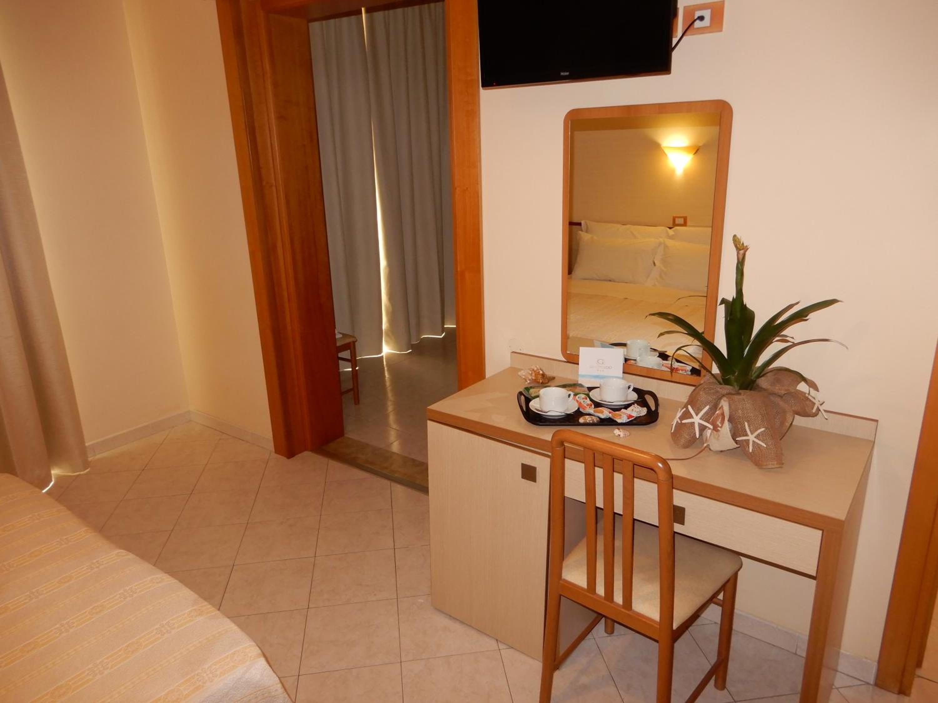 Standard Quadruple Room with Balcony - Photo 8
