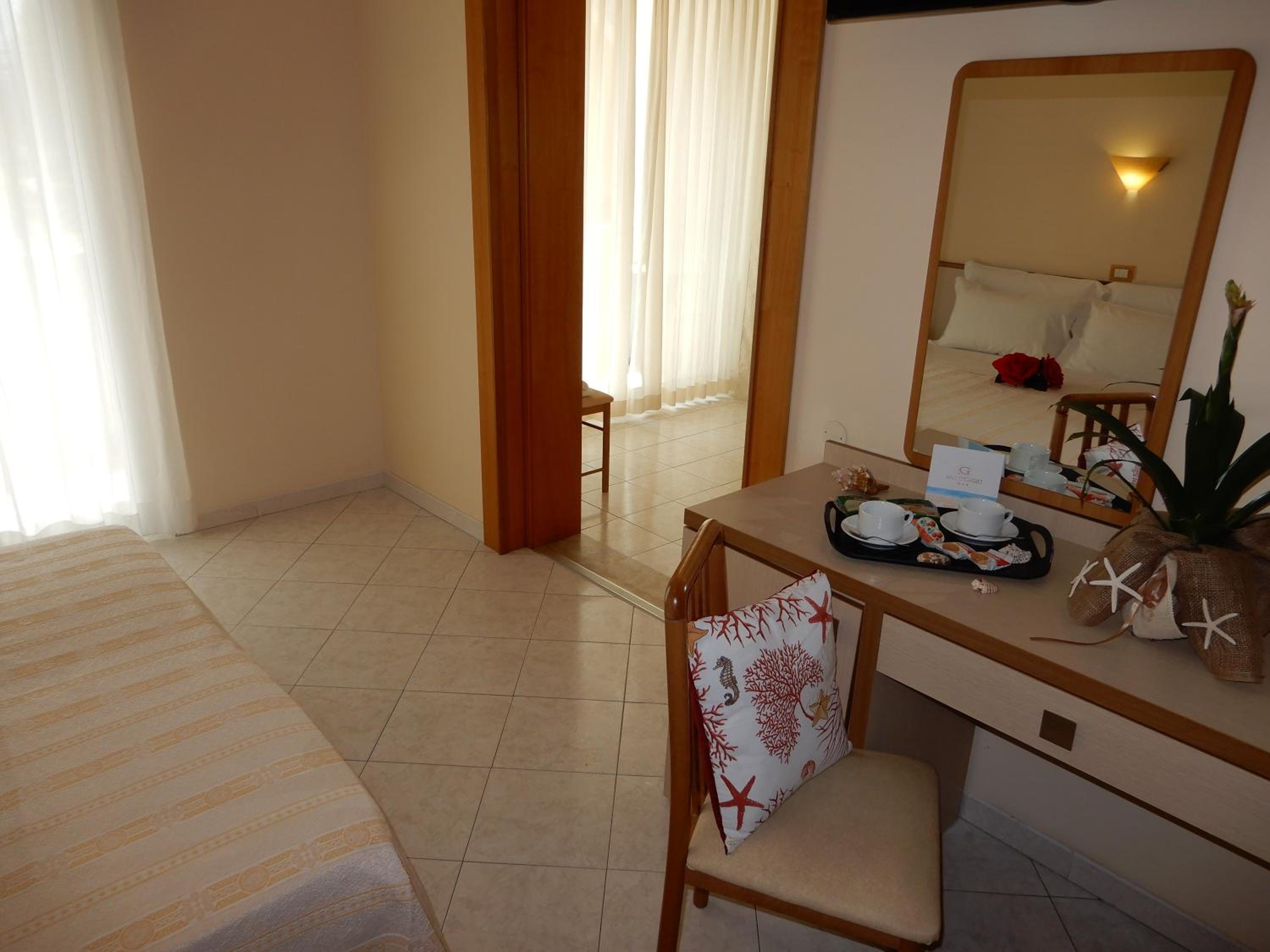 Standard Quadruple Room with Balcony - Photo 5