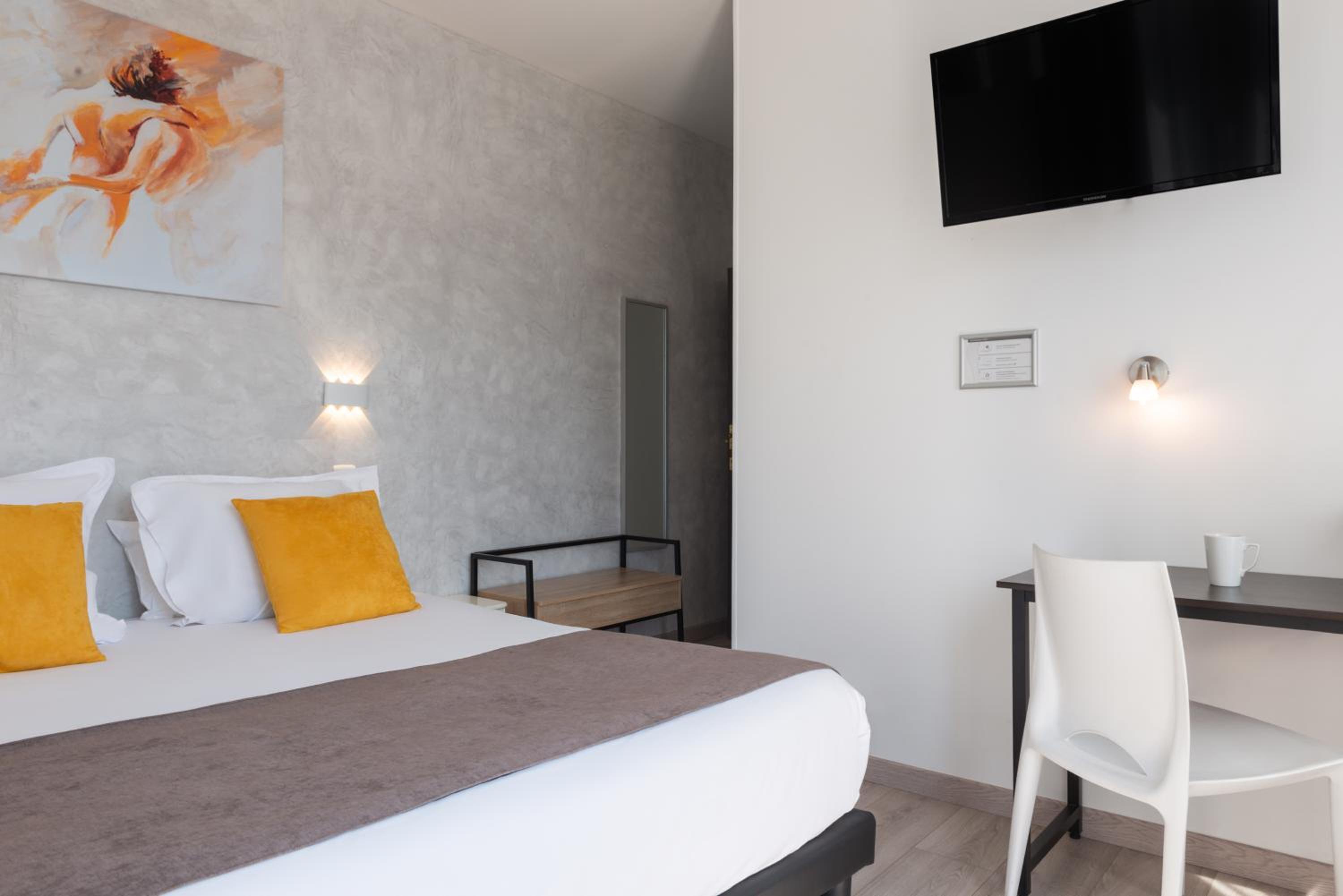 Superior Double Room with Balcony - Photo 3