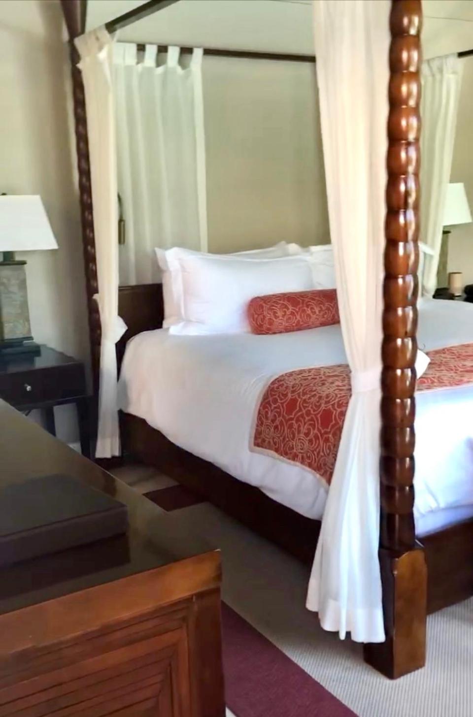 Luxury Almond Pool Suite - Photo 2