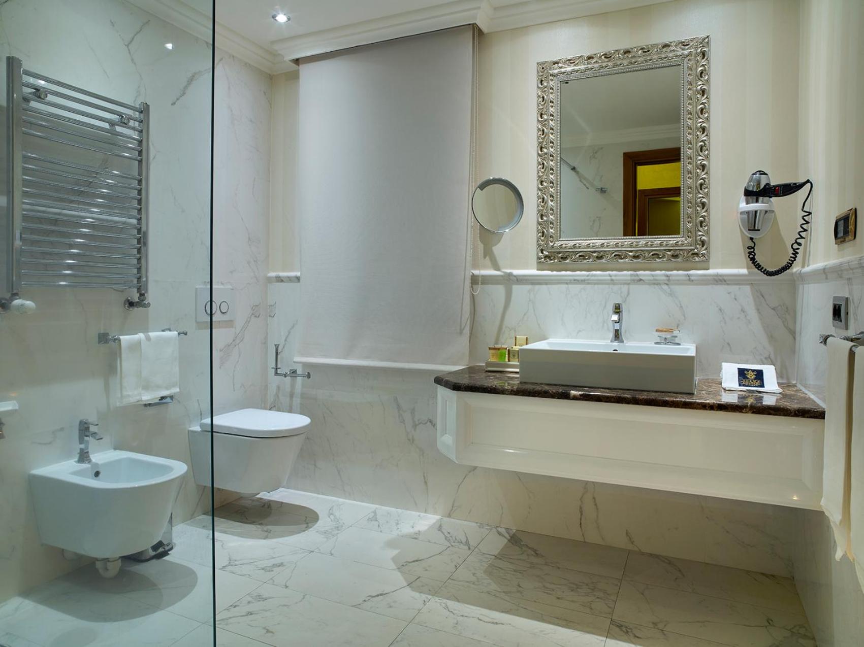 Prestige Suite with Spa Bath photo 2