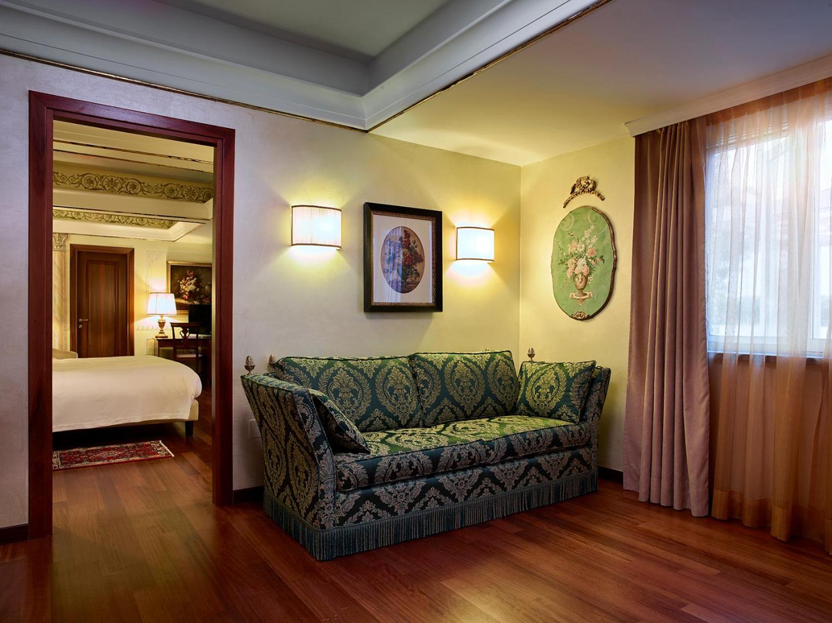 Luxury Suite with Spa Bath photo 3