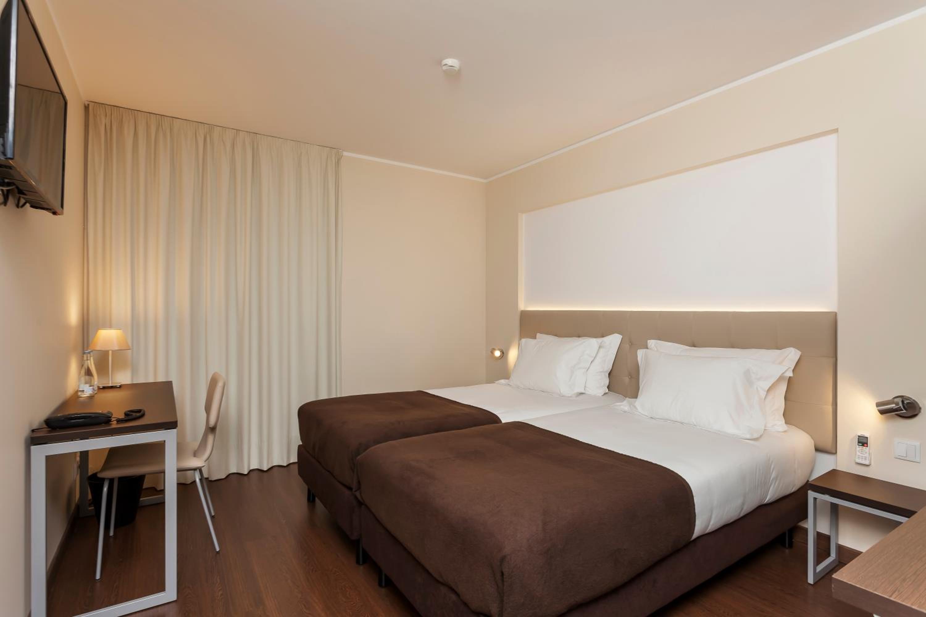 Standard Twin Room - Photo 4