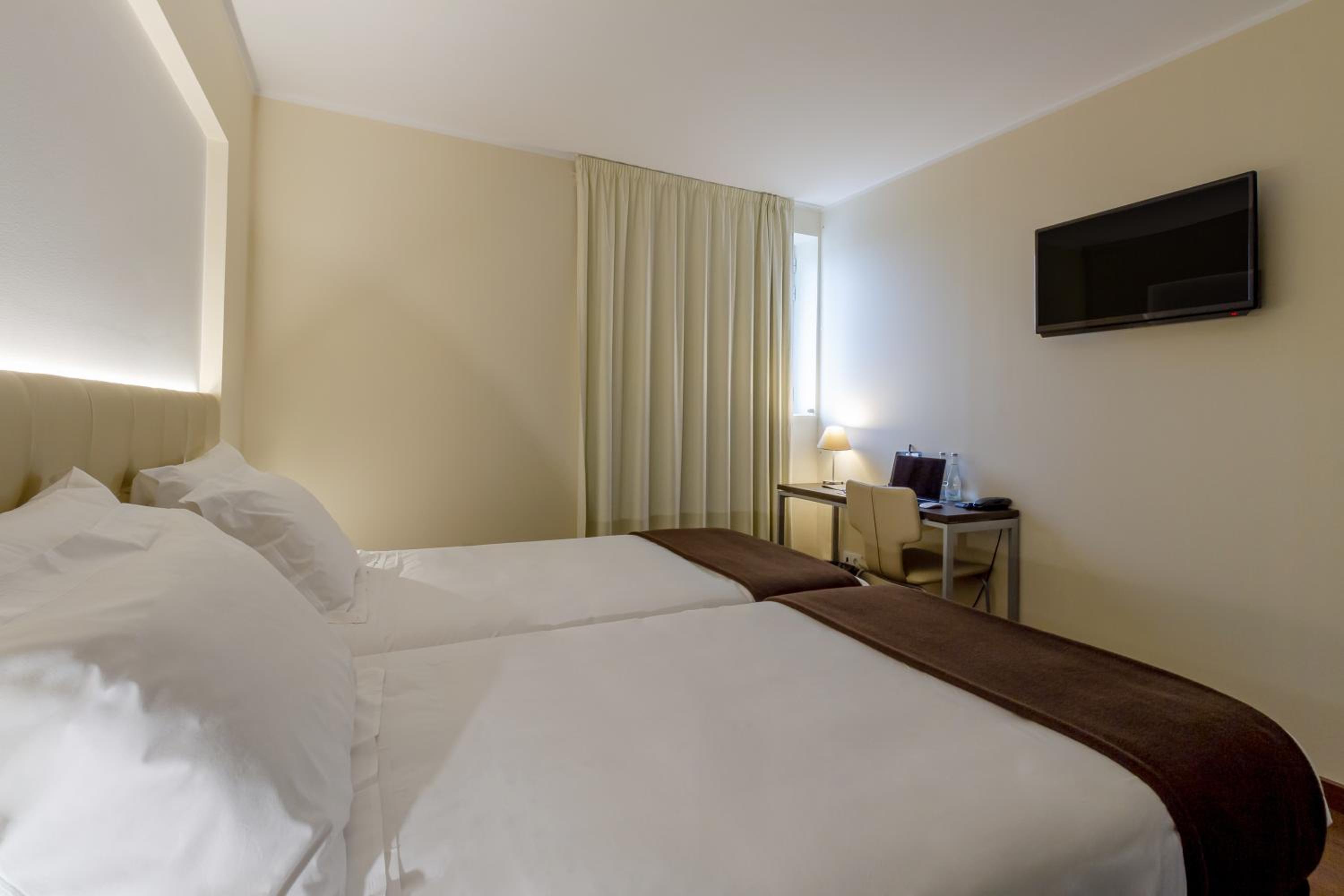 Standard Twin Room - Photo 3