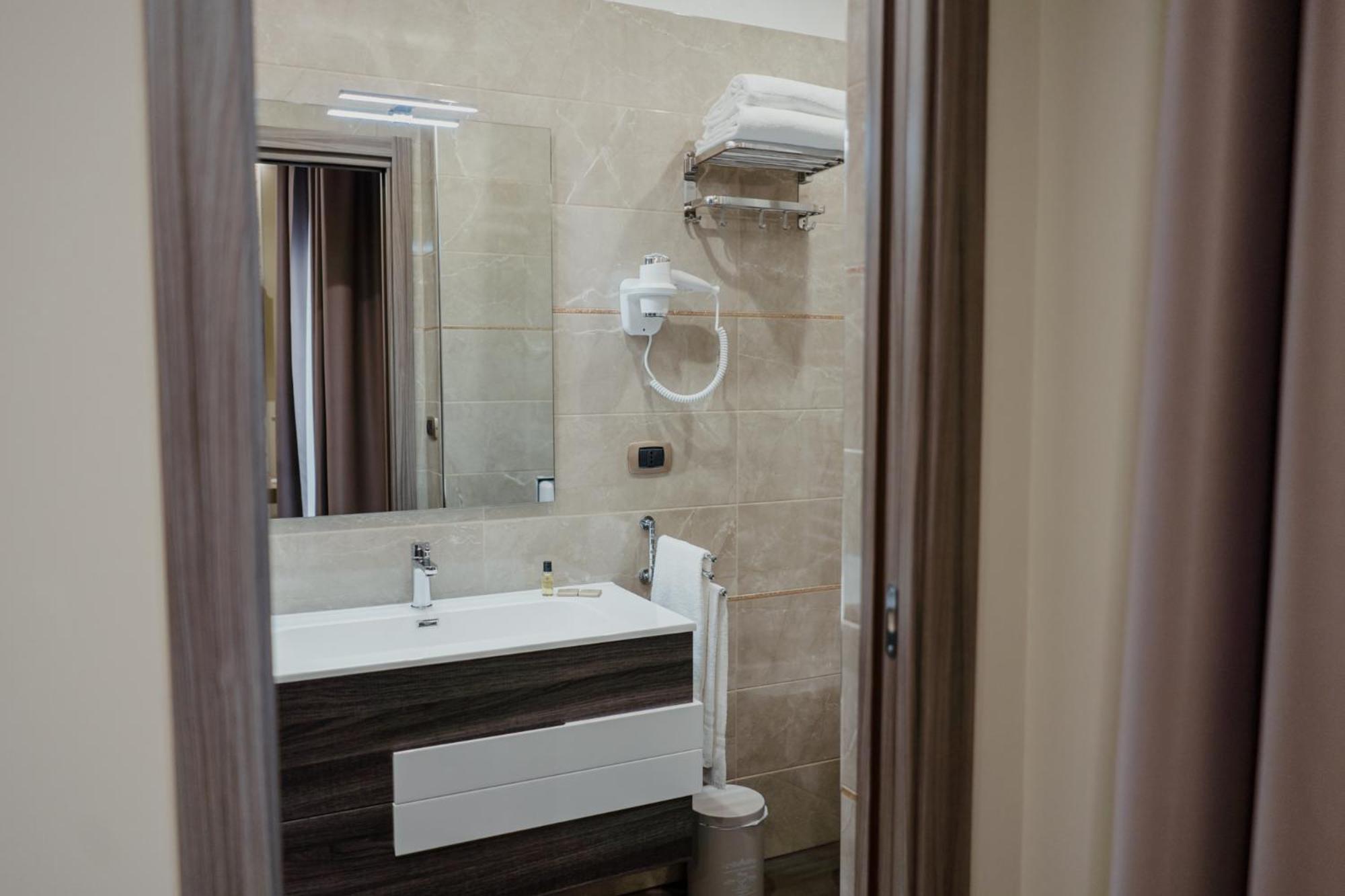 Twin Room - Photo 5